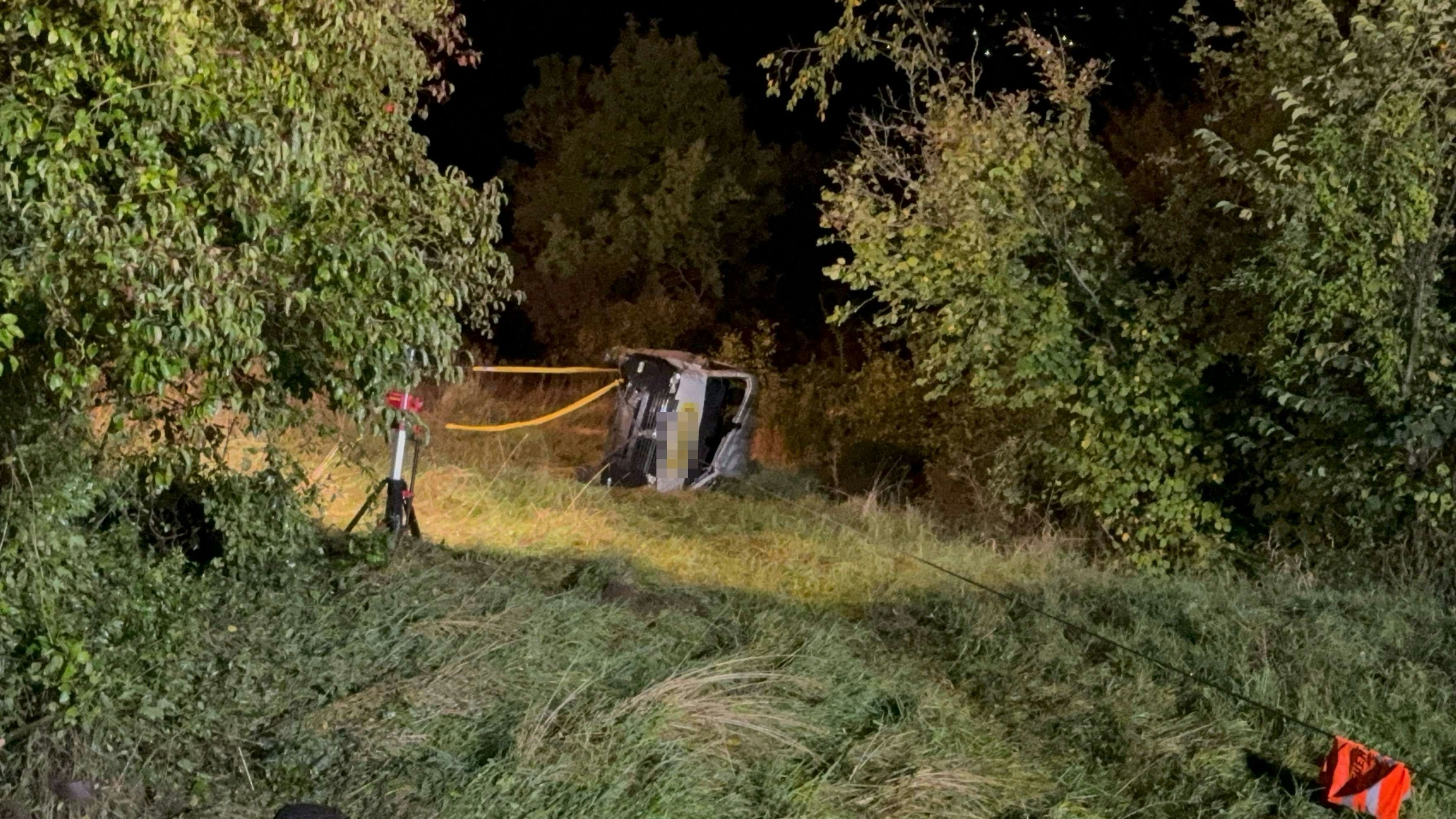 Heute.at - Kleinbus landet nach Unfall bei Marbach im Graben