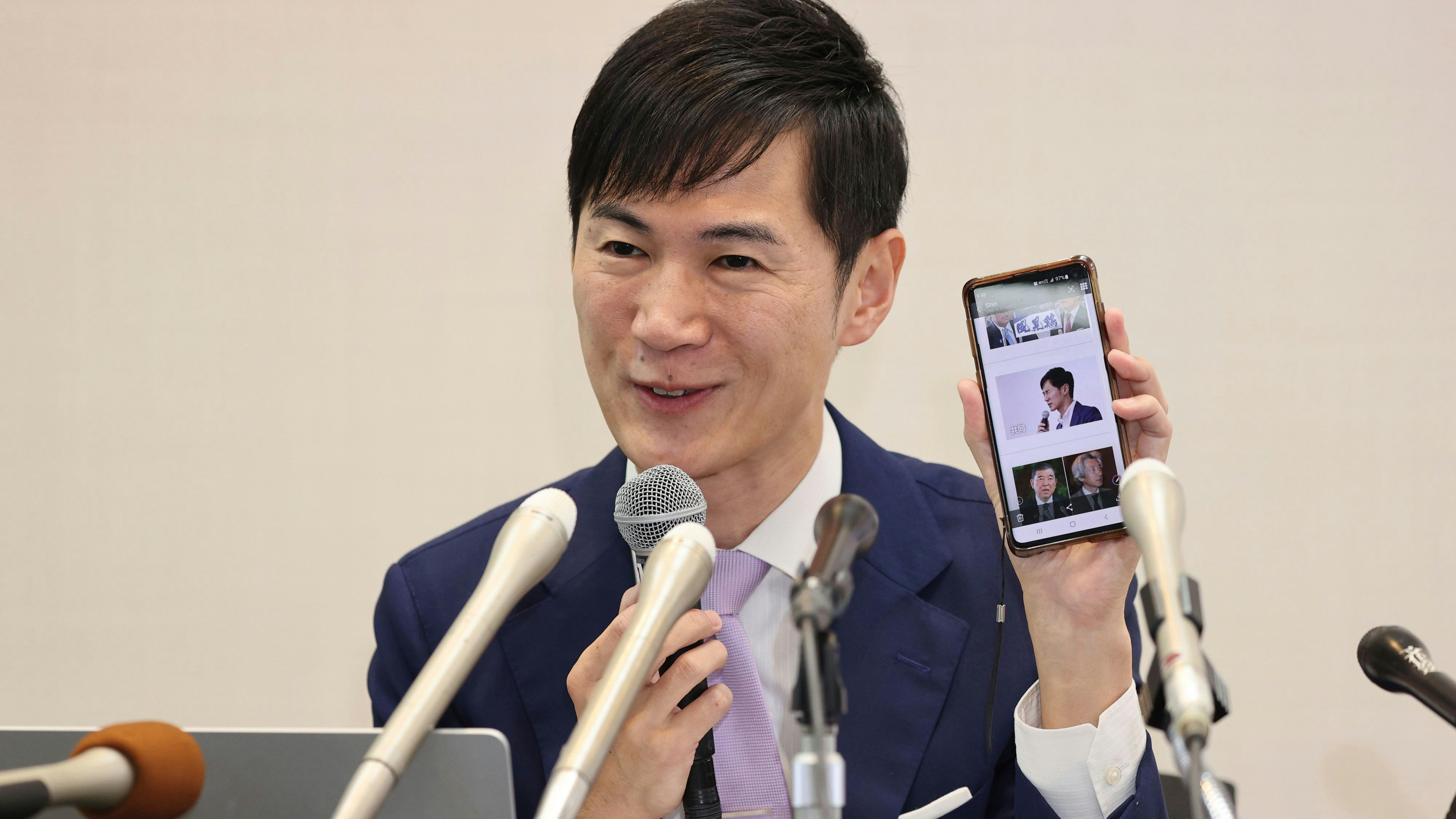 Heute.at - KI übernimmt Parteivorsitz – Politiker nur Assistent