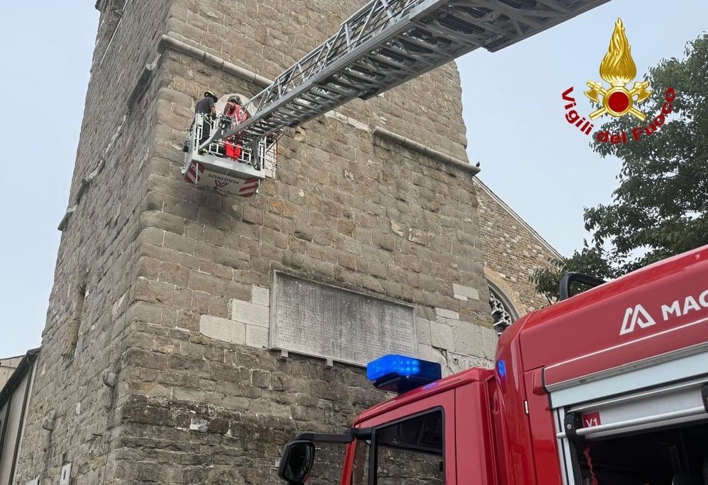 Ein Tourist erlitt einen medizinischen Notfall und musste über die Drehleiter geborgen werden.