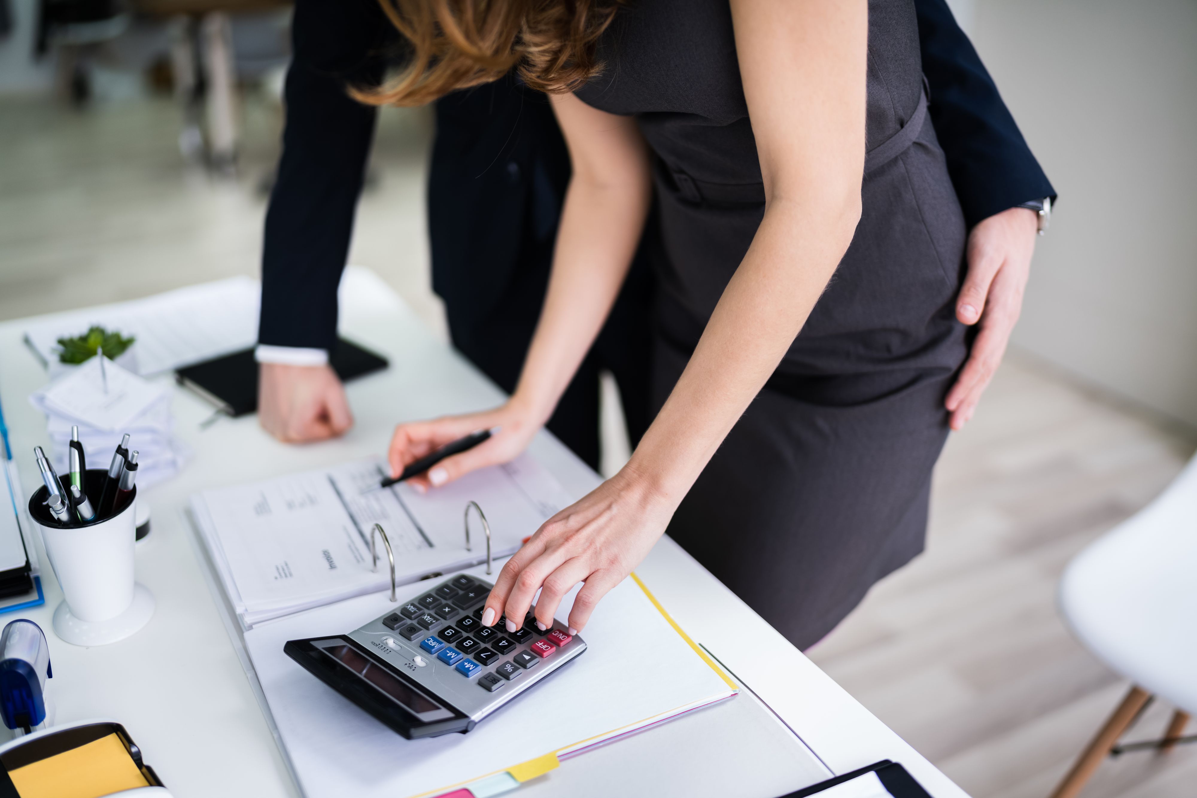 Wer am Arbeitsplatz viel Zeit mit den Kollegen verbringt, wird nicht selten irgendwann Opfer von Amors Pfeilen oder Hormonen.