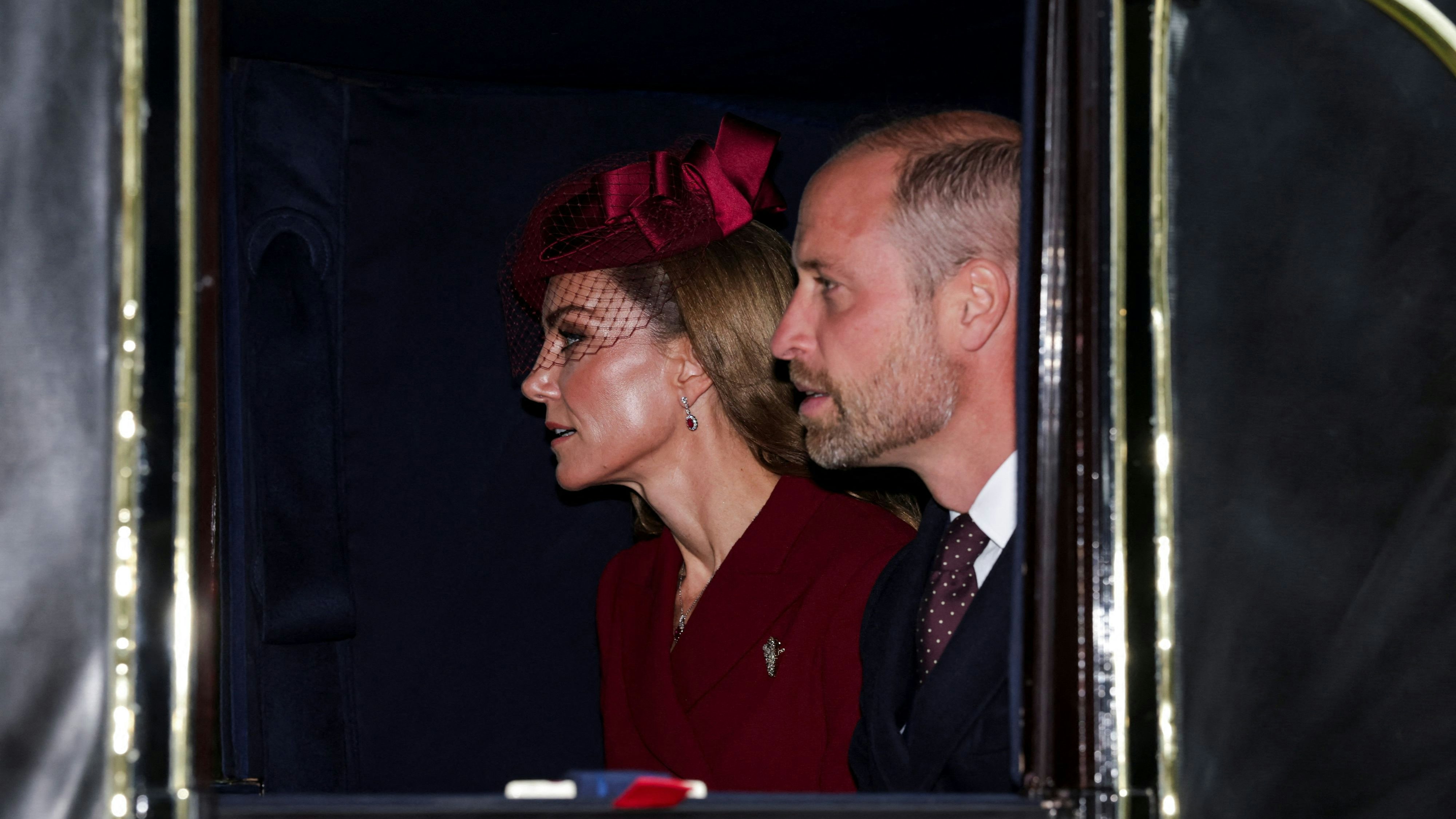 Prinzessin Kate setzt beim Treffen mit den Trumps auf ein weinrotes Mantelkleid mit passendem Hut.