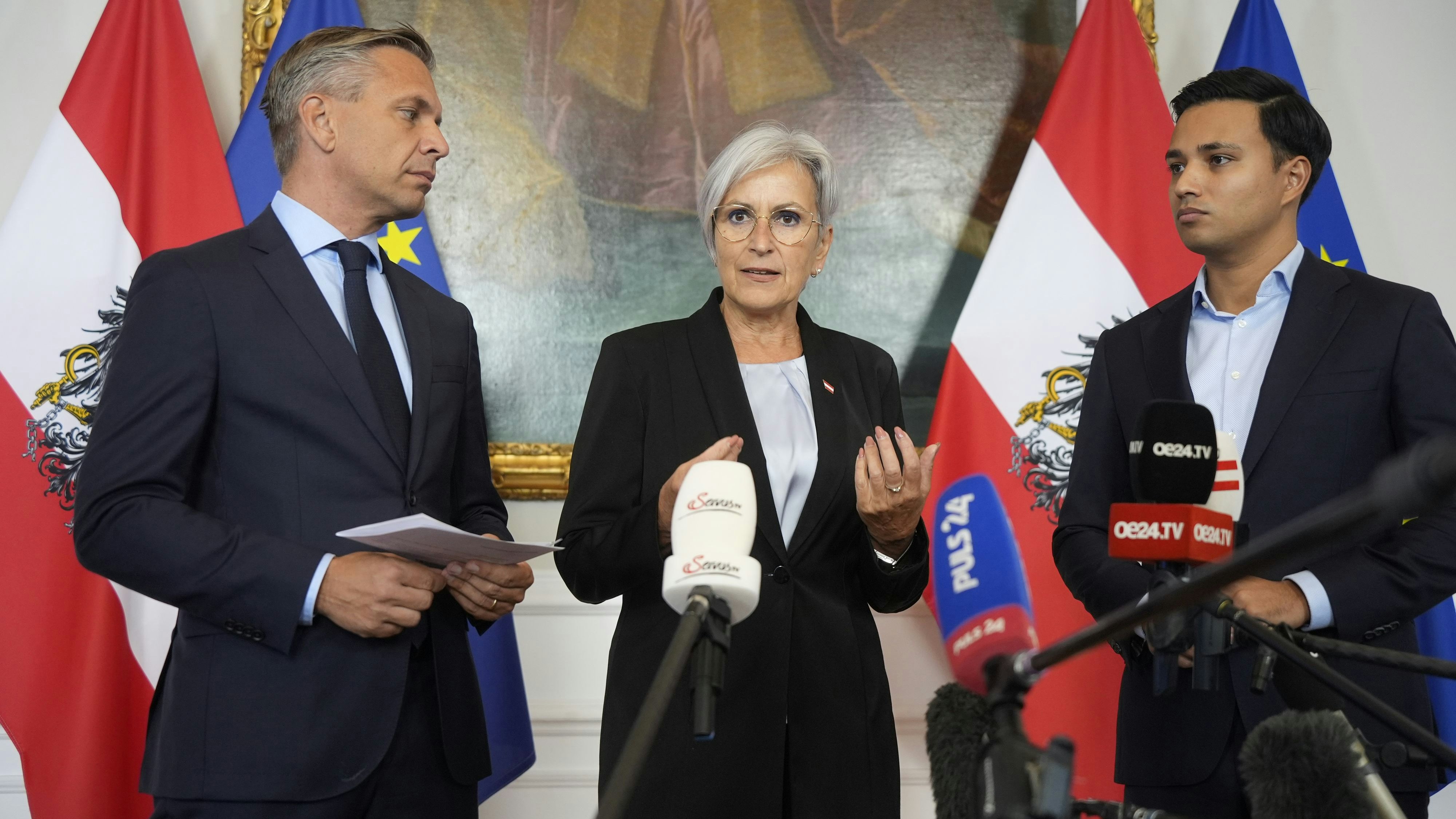 Wirtschaftsminister Wolfgang Hattmannsdorfer, Justizministerin Anna Sporrer und NEOS-Klubchef Yannick Shetty traten vor dem Ministerrat vor die Presse. 