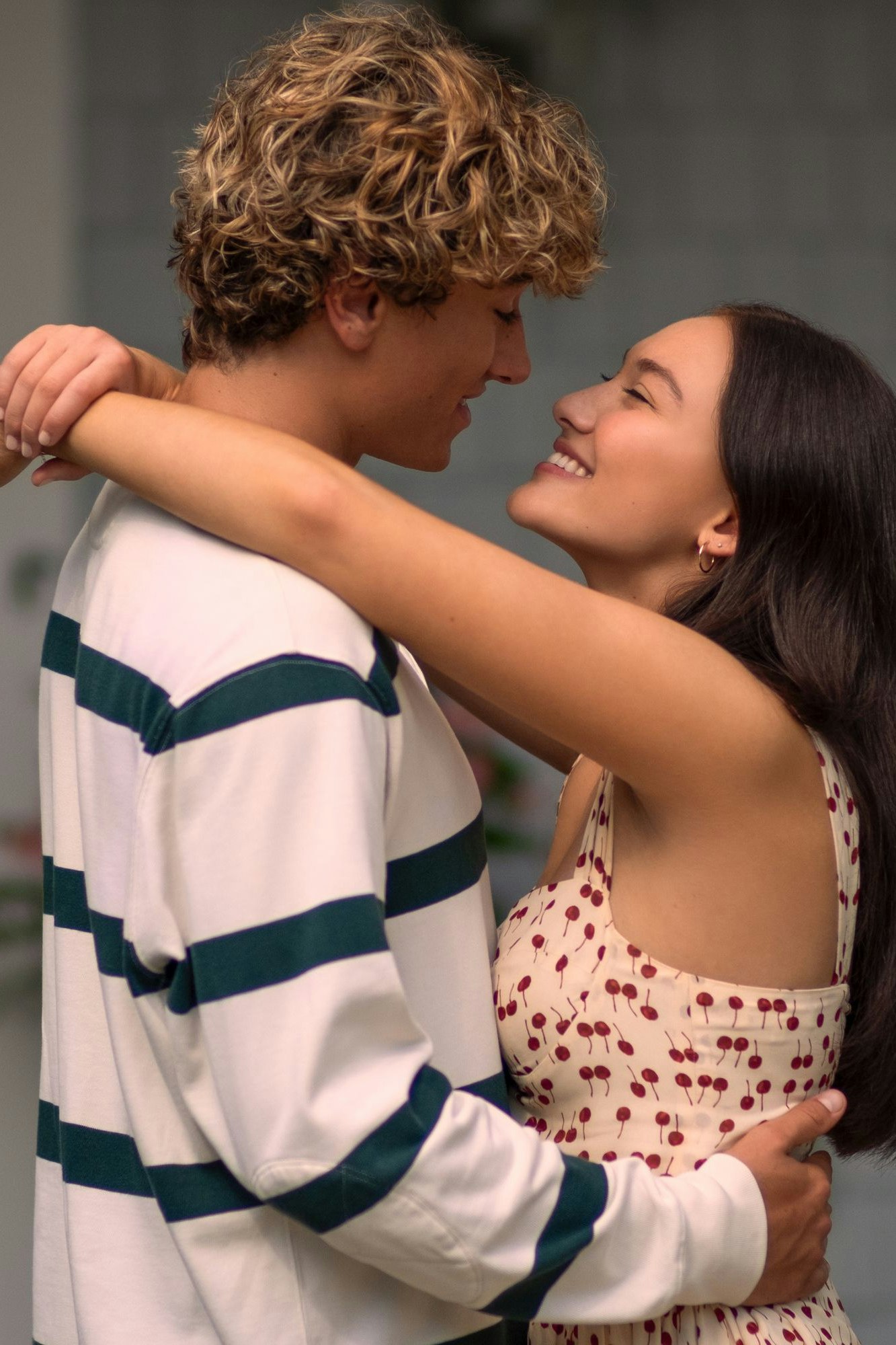 Belly (Lola Tung) und Jeremiah (Gavin Casalegno) finden sich zum Abbusseln