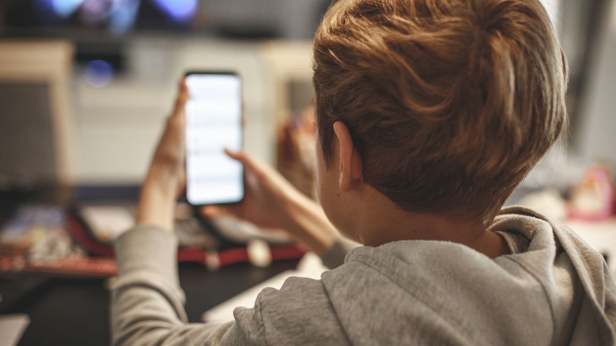 Immer öfter erschleichen sich KI-Chatbots das Vertrauen von Kindern und manipulieren ihre Gedanken