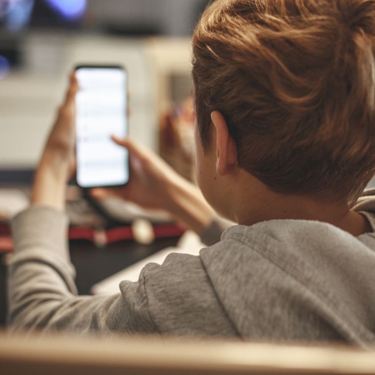 Die unterschätzte Gefahr: Immer öfter erschleichen sich KI-Chatbots das Vertrauen von Kindern und Jugendlichen und manipulieren ihre Gedanken. Vor dem US-Kongress sagten nun erstmals drei Eltern von Opfern aus. Ihre Schilderungen sollten aufrütteln.