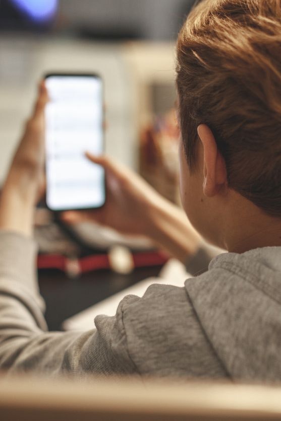 Wissen Eltern wirklich, wie ihre Kinder in ihren Zimmern Smartphone-Inhalte nutzen? (Symbolbild)
