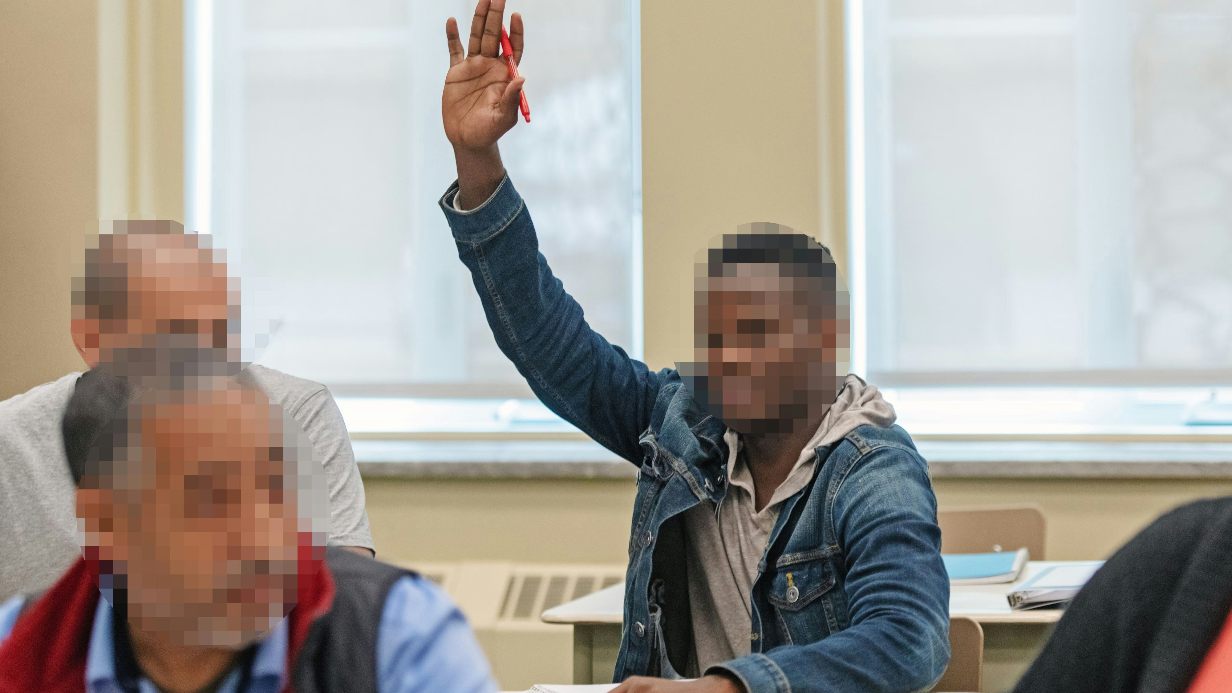 Heute.at - Ausweiskontrolle bei Sprachtest – Männer flüchten