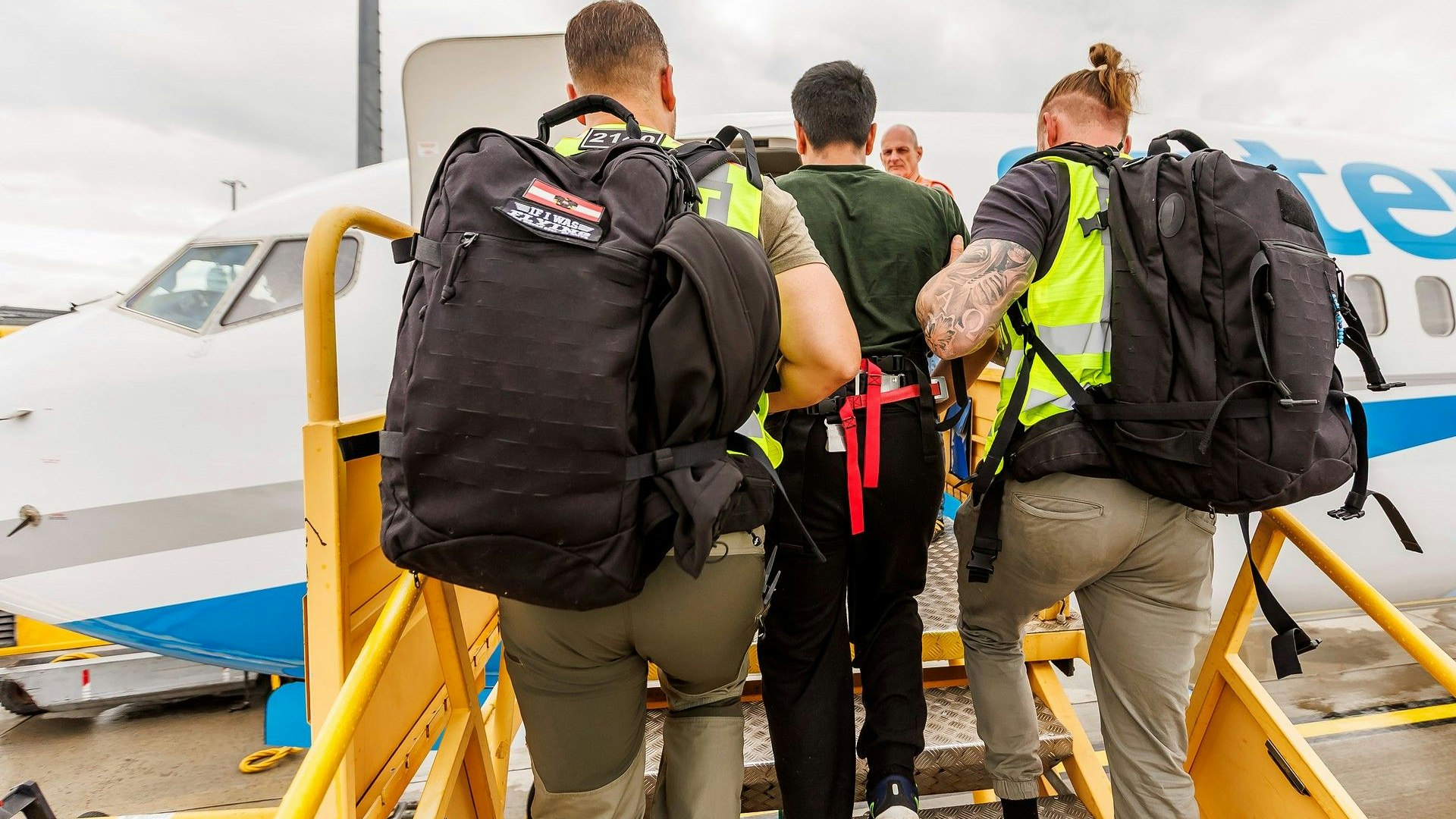 Heute.at - Abschiebeflug – diese elf Personen verlassen Österreich