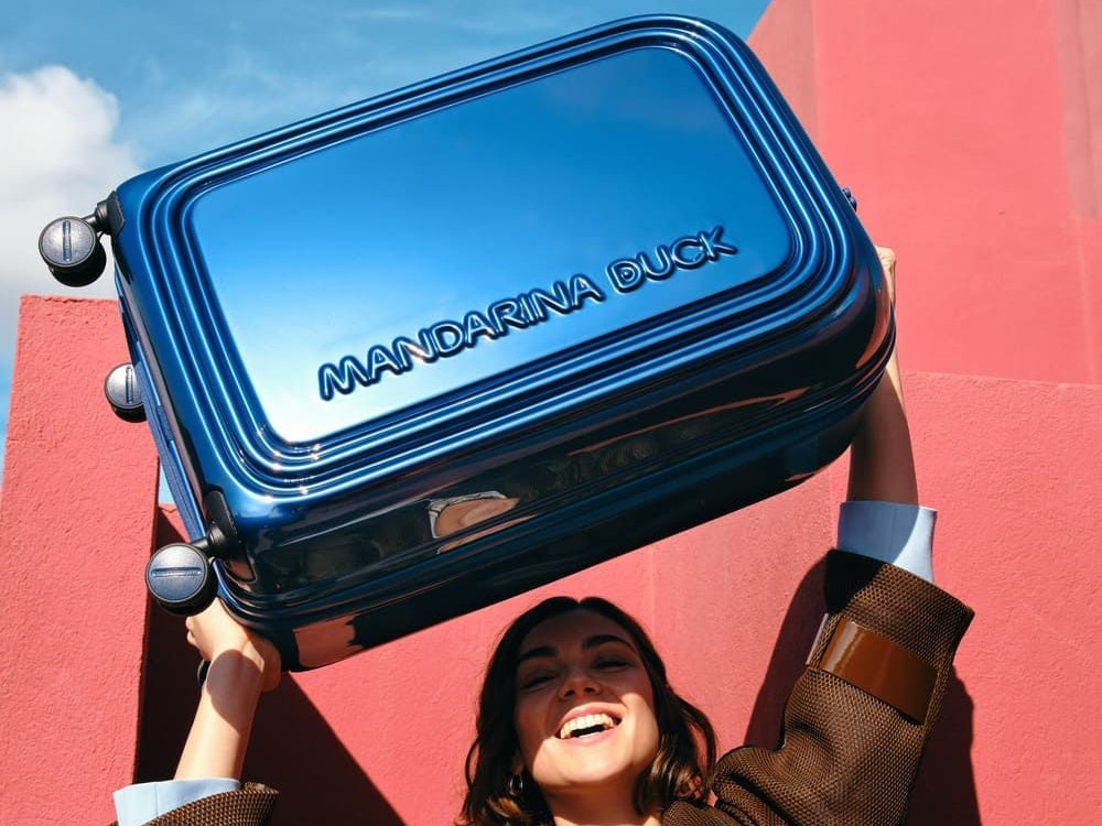 1975 gestartet, wurde Mandarina Duck durch die bunten Koffer berühmt. Bis dahin waren bunte Koffer-Farben beim Reisen unbekannt.