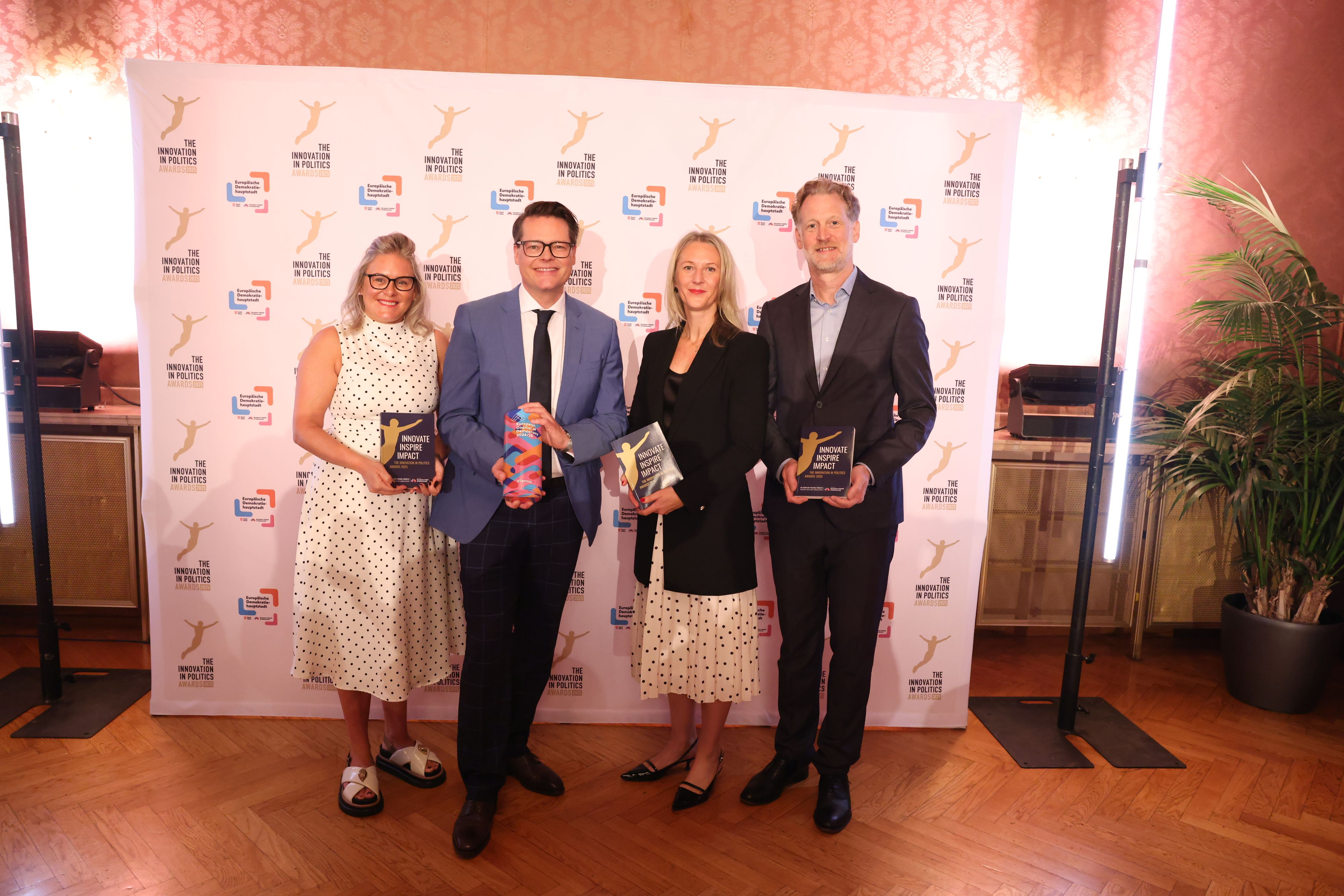 Emma Williamson, Klimastadtrat Jürgen Czernohorszky, Inese Suija-Markova und Helfried Carl bei der Präsentation der Finalisten der Innovation in Politics Awards 2025 im Wiener Rathaus.