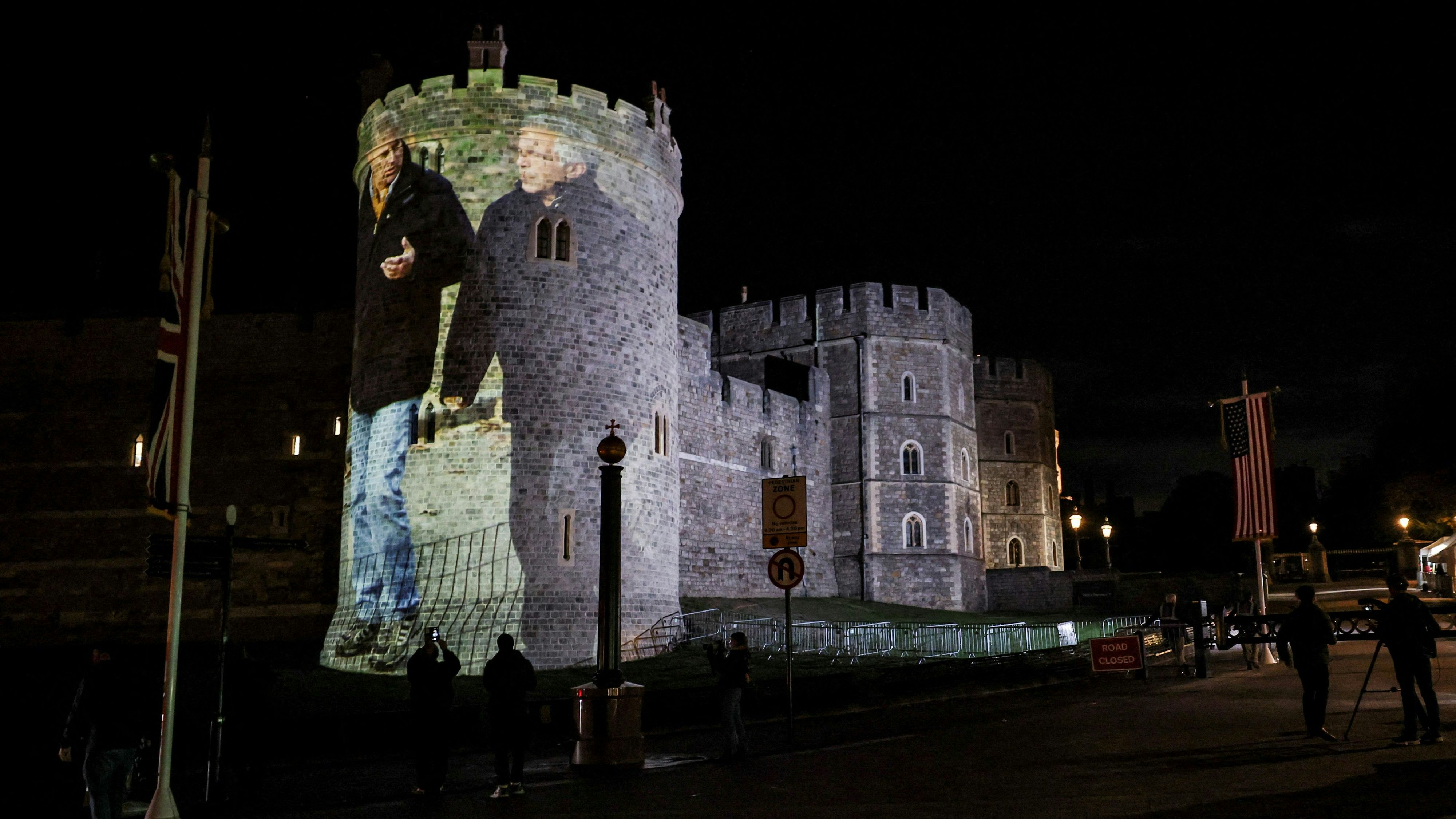 Britische Aktivisten stellten sicher, dass Andrew und Trump wissen, dass man ihre Epstein-Verbindungen nicht vergessen hat.