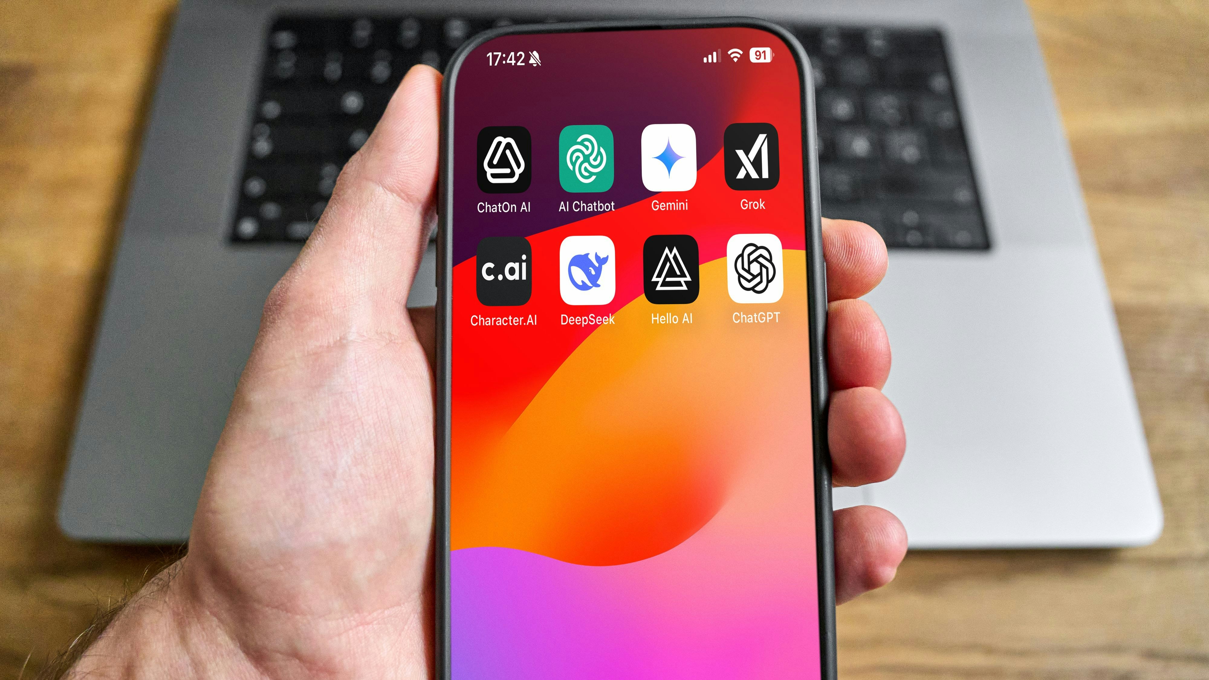 Das Smartphone mit geöffnetem App-Menü zeigt verschiedene KI-Anwendungen wie ChatGPT, Gemini, Grok oder Character.AI 