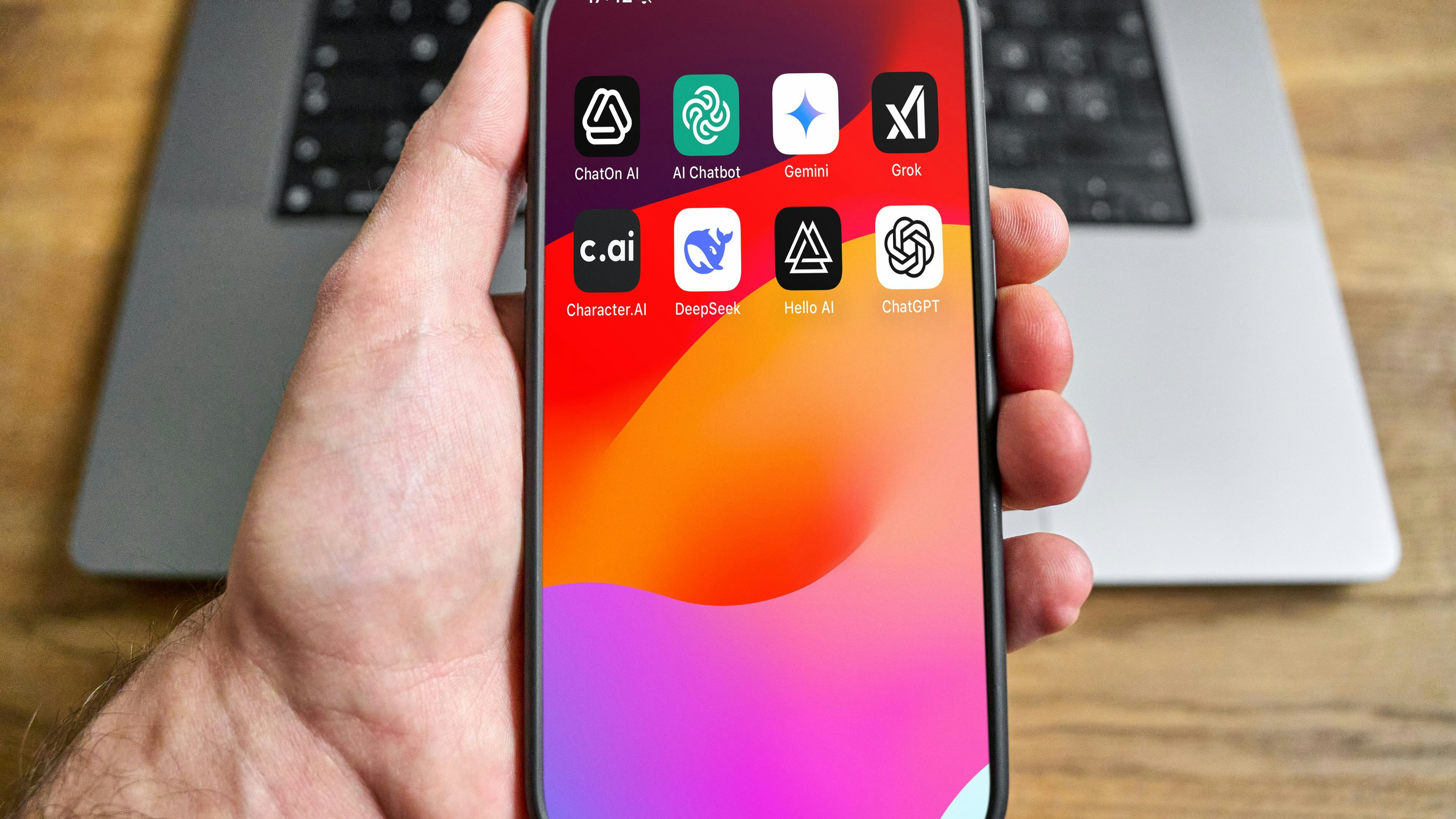 Das Smartphone mit geöffnetem App-Menü zeigt verschiedene KI-Anwendungen wie ChatGPT, Gemini, Grok oder Character.AI 