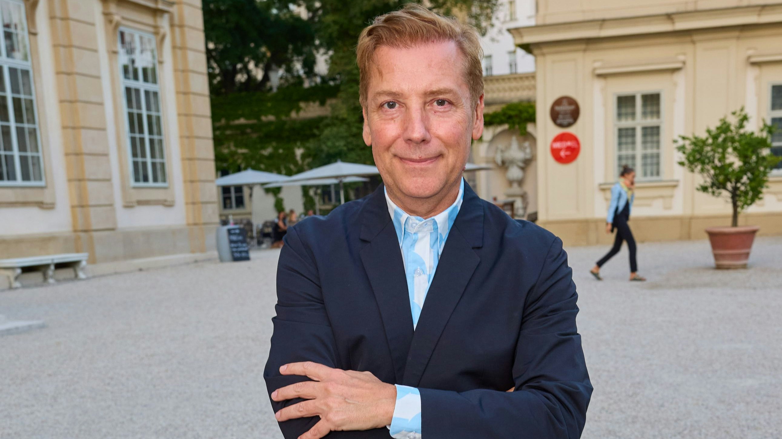 Modedesigner Atil Kutoglu wird das Silberne Ehrenzeichen für Verdienste um das Land Wien verliehen. 