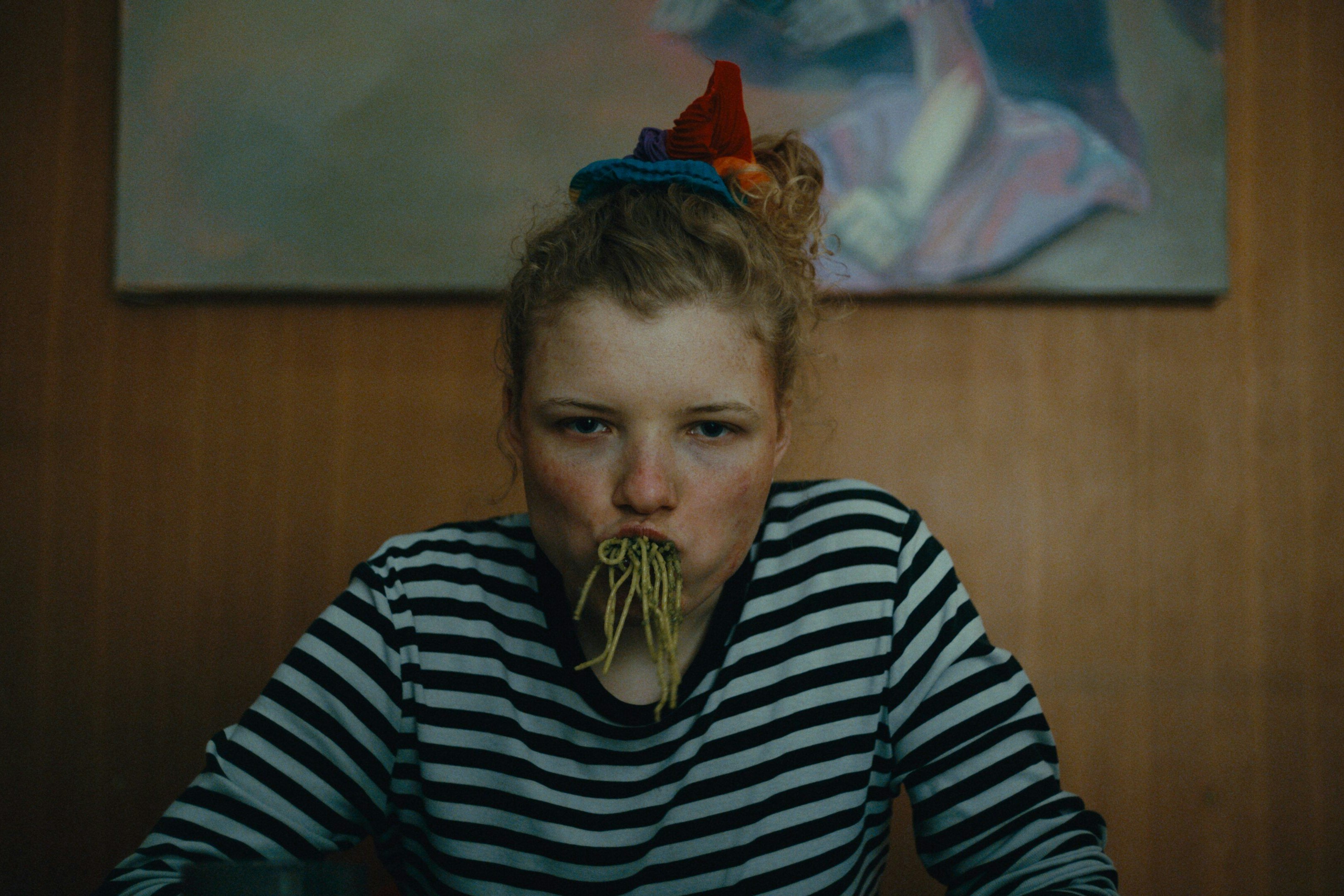 Was ist schon normal? Luisa-Céline Gaffron als Pia in "How to be normal and the Oddness of the Other World"