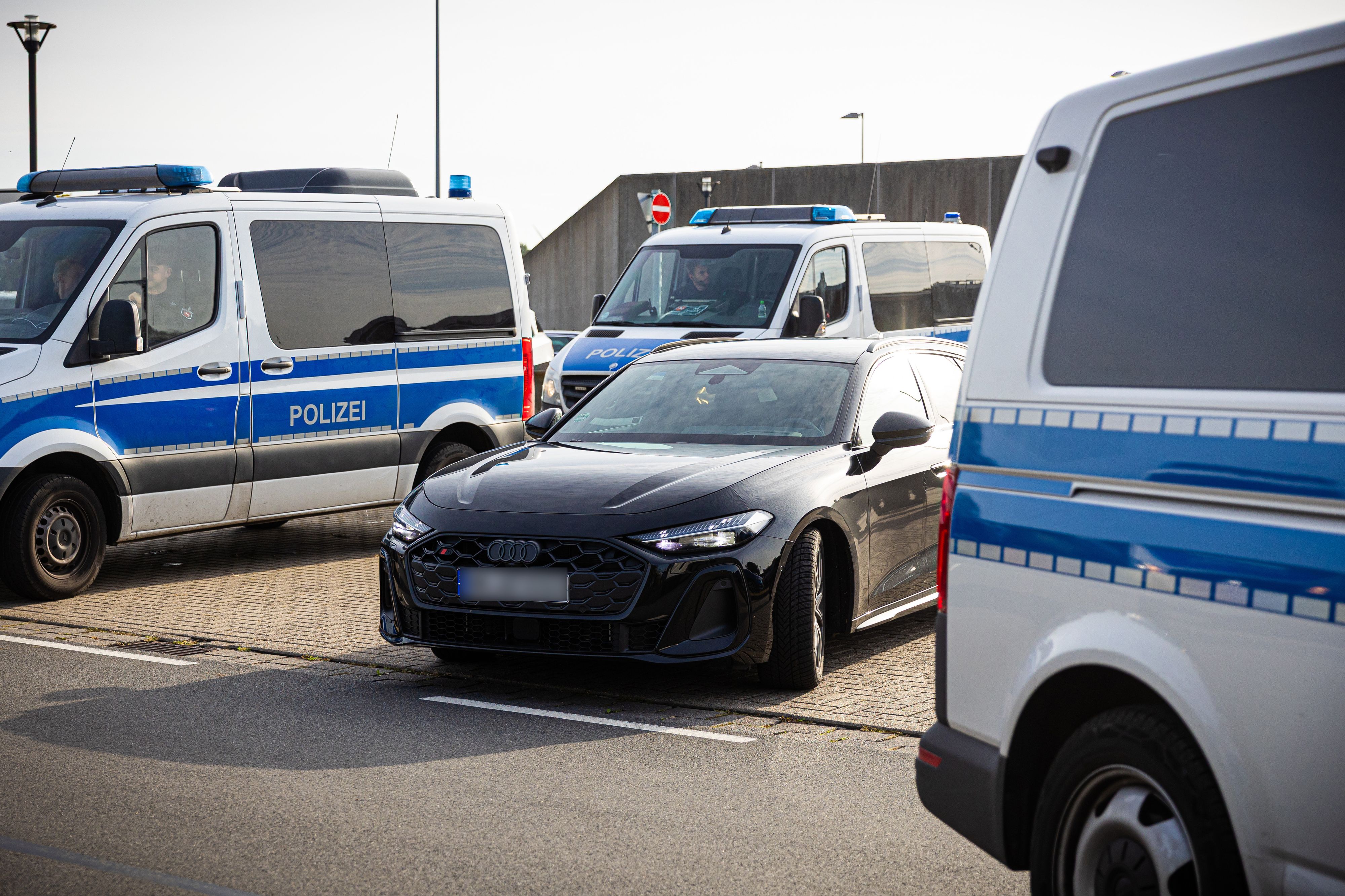 Der schwarze Audi mit dem am Mittwochmorgen entlassenen Christian Brückner. Als erstes gings offenbar zum Mac.
