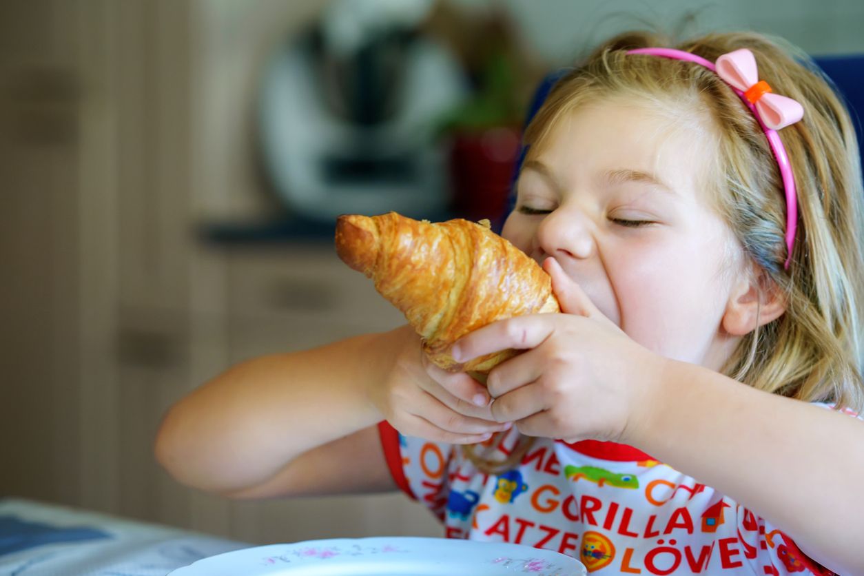 Mjam! Viele Kinder essen Alkohol mit, ohne es zu wissen.