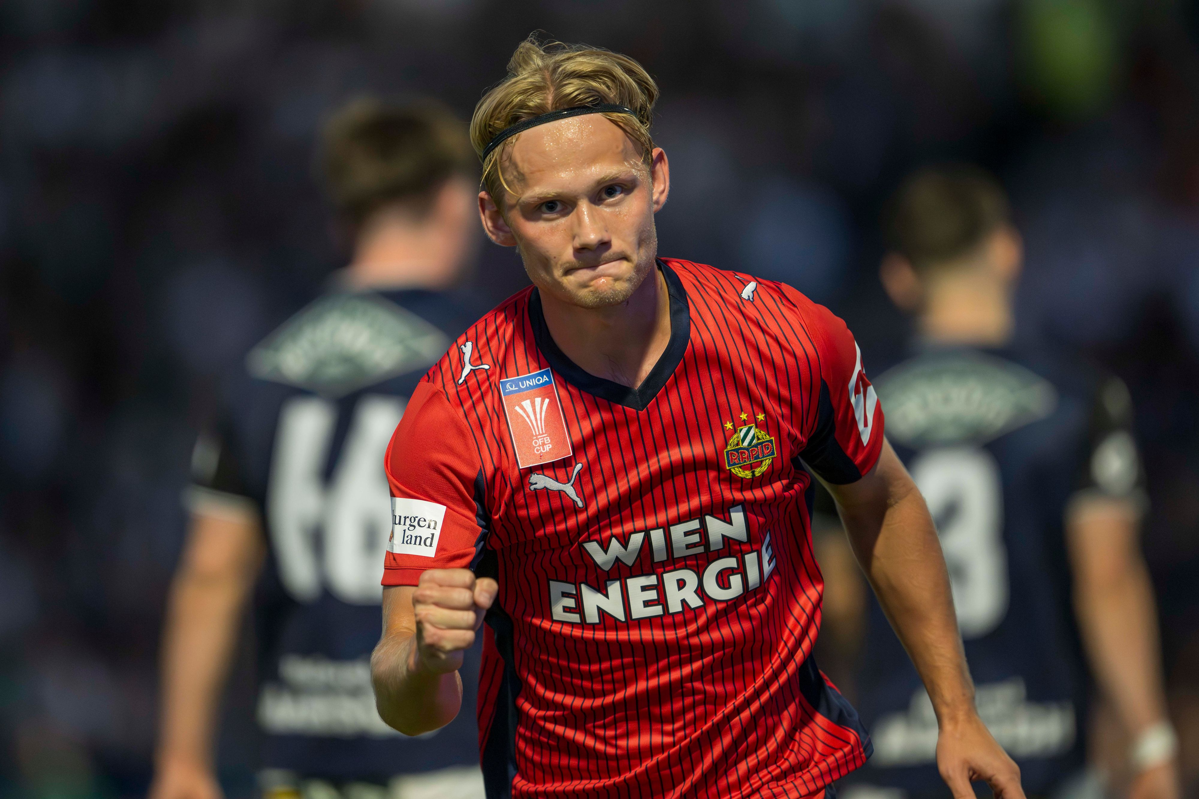 Tobias Gulliksen bejubelt den Doppelpack für Rapid. 