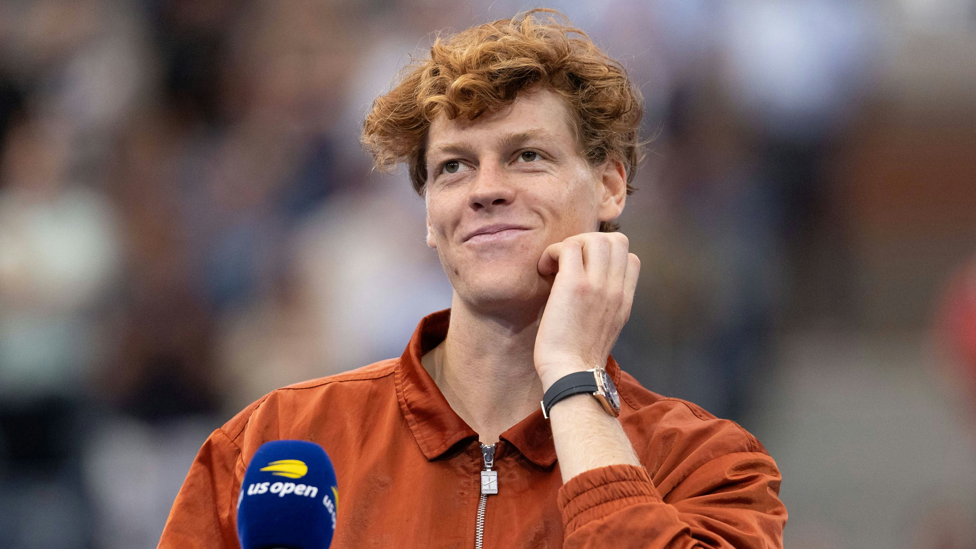 Jannik Sinner haelt eine Rede,, Herren Einzel, Men s Singles, Siegerehrung, Presentation, US Open Championships 2025, USTA Billie Jean King National Tennis Center, Flushing Meadows, New York, USA .. *** Jannik Sinner gives a speech,, Men s Singles, Men s Singles, Award Ceremony, Presentation, US Open Championships 2025, USTA Billie Jean King National Tennis Center, Flushing Meadows, New York, USA Copyright: xJuergenxHasenkopfx