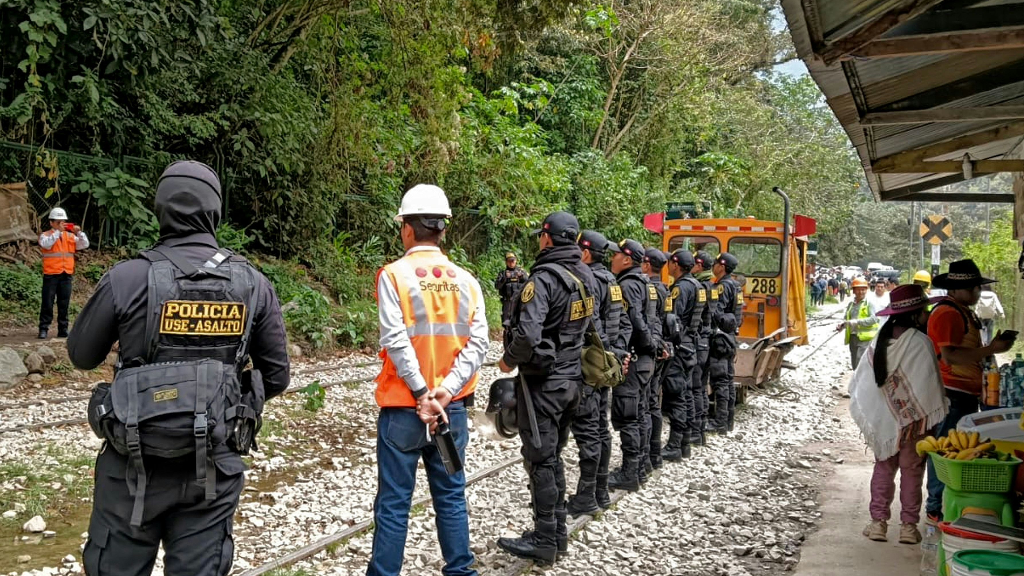 Heute.at - Gewaltsame Proteste – 1.600 Touristen evakuiert