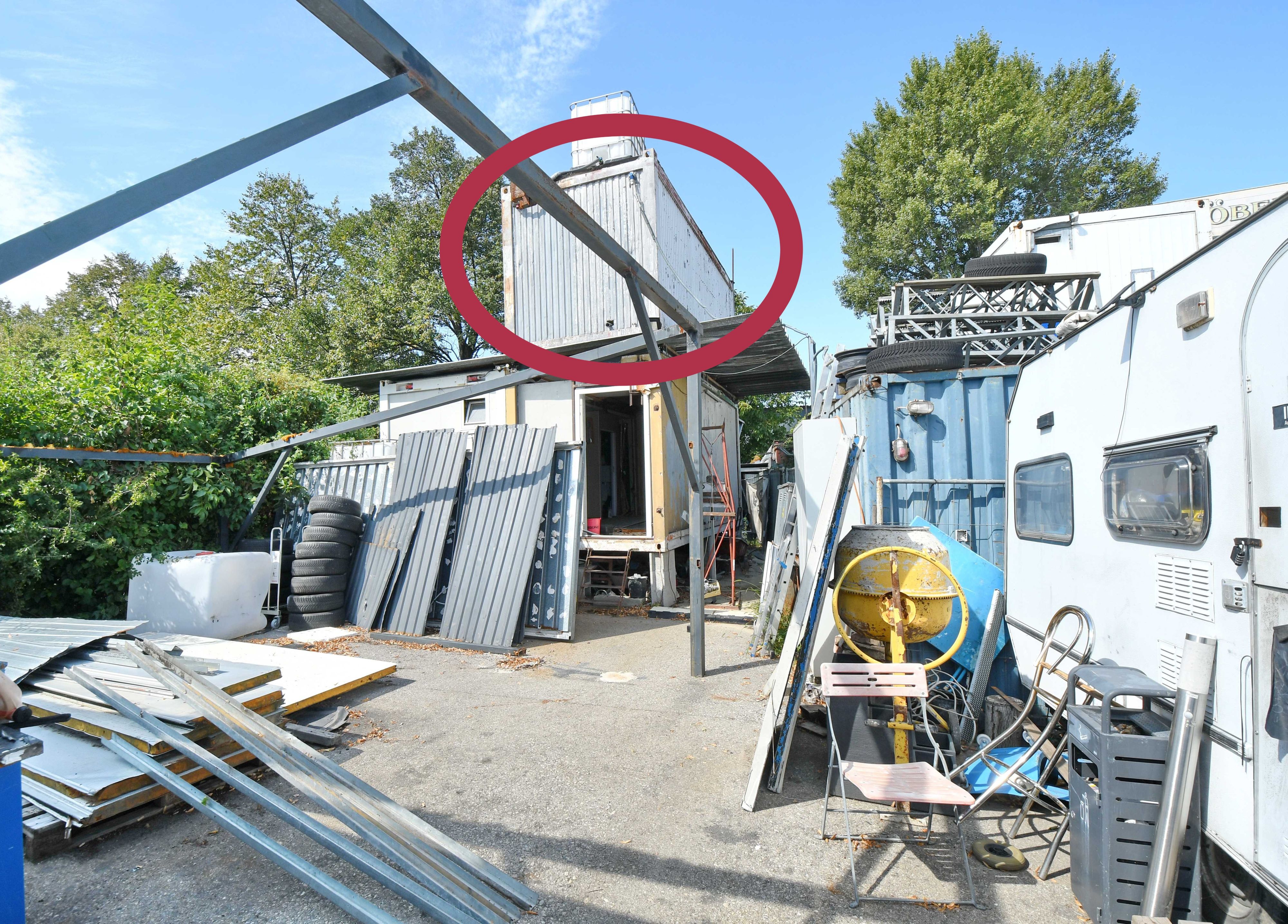 Rin Taxler verging sich angeblich in diesem Container an der Frau.