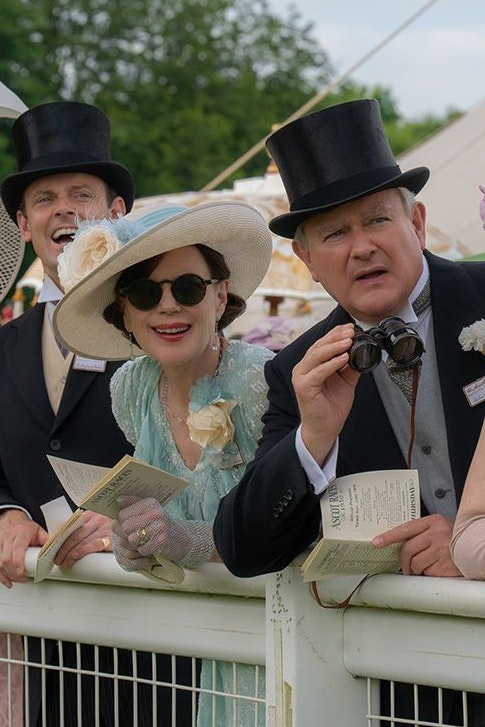 Ein wenig Unbeschwertheit beim Pferderennen: Lady und Lord Grantham (Elizabeth McGovern und Hugh Bonneville) in "Downton Abbey: Das große Finale"