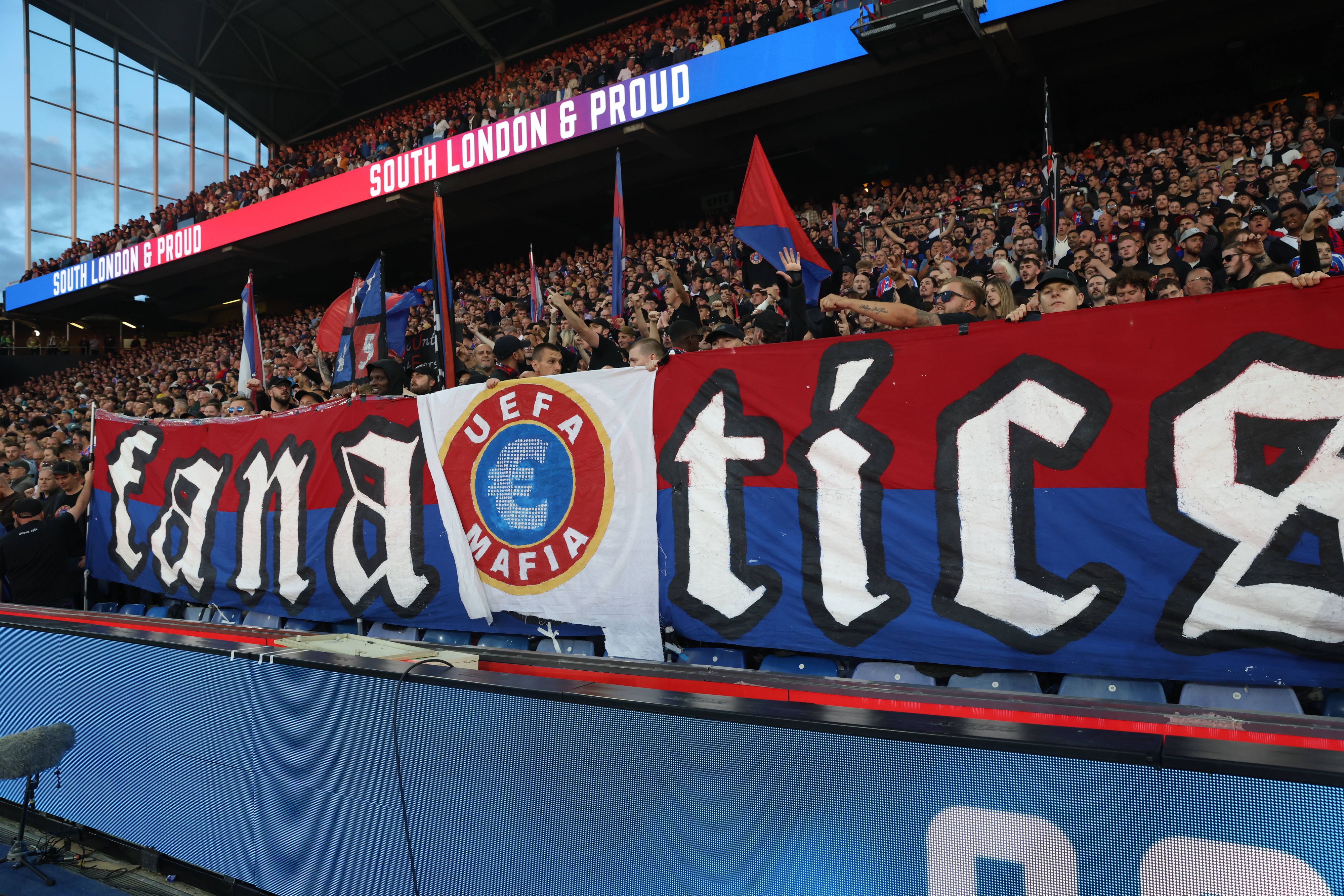 Die Fans von Crystal Palace zeigten ein Transparent gegen den europäischen Fußballverband UEFA.