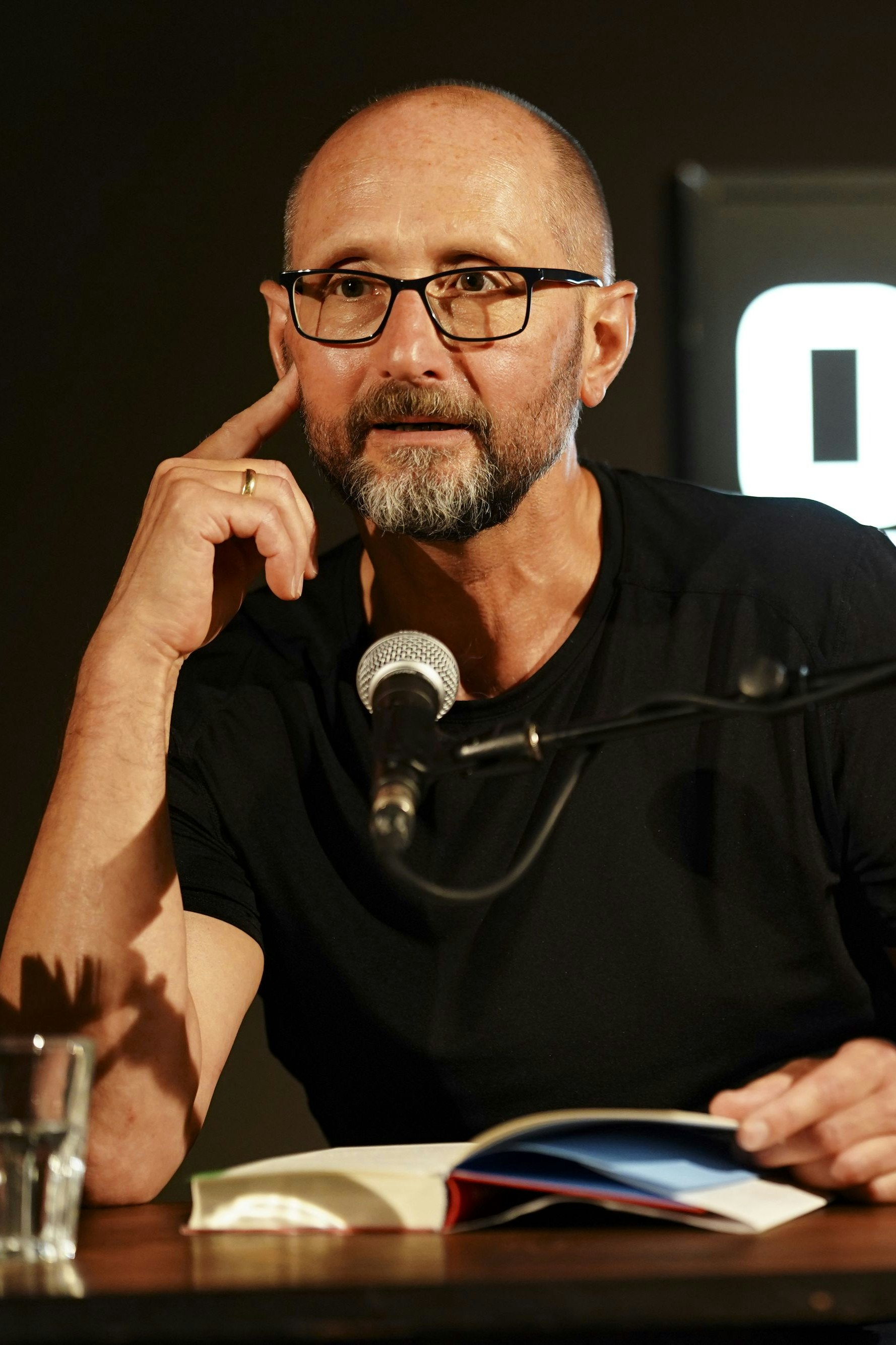 "Das Leben ist unglaublich zerbrechlich und das macht mich auch ein bisschen wütend auf das Leben,“ sagt Heinrich Steinfest