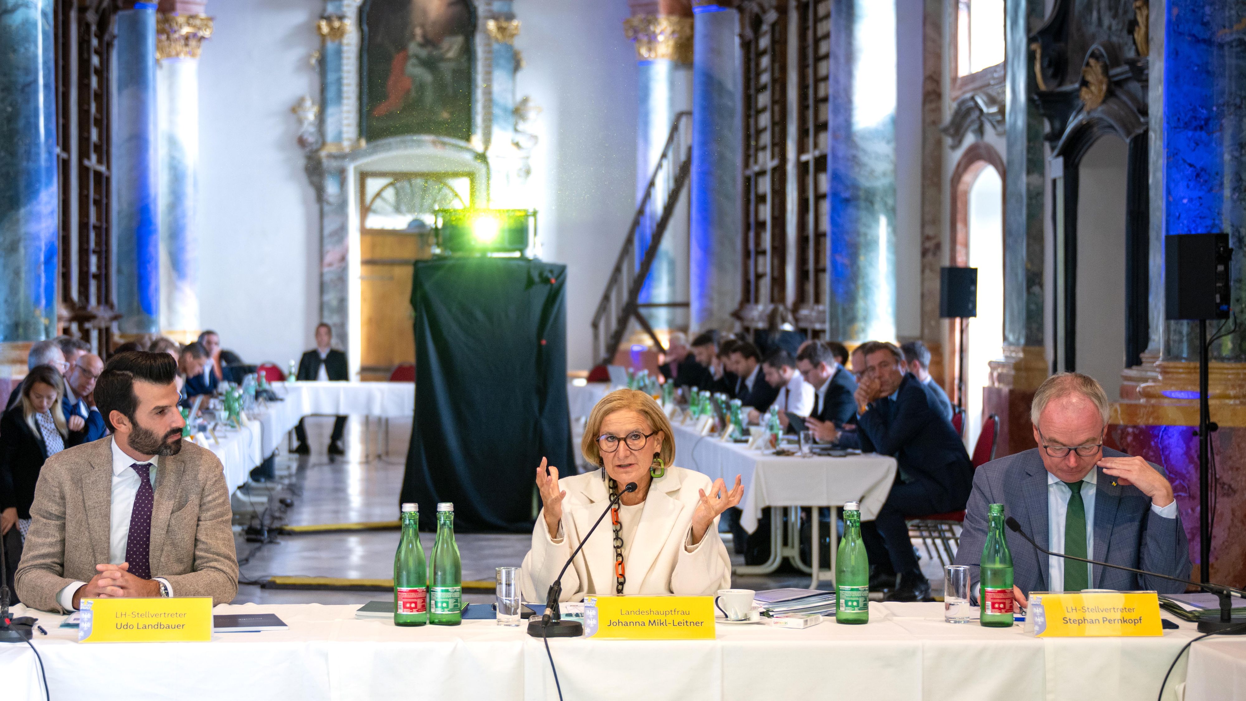 Landeshauptfrau Johanna Mikl-Leitner (M.), LH-Stellvertreter Stephan Pernkopf (r.) und LH-Stellvertreter Udo Landbauer (l.) bei der Regierungsklausur im Stift Altenburg.