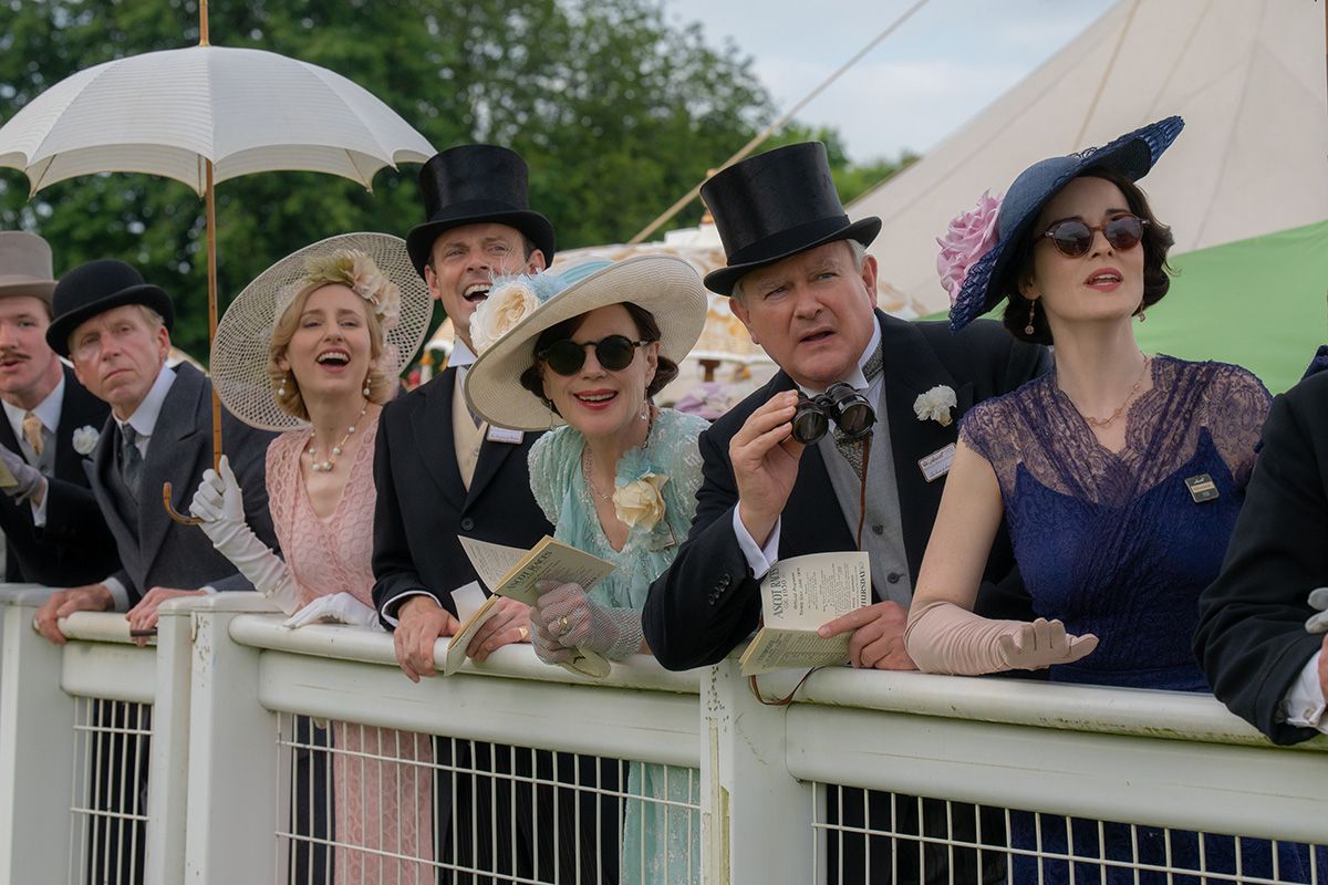 Lady Edith (Laura Carmichael), Bertie Hexham (Harry Hadden-Paton), Cora Grantham (Elizabeth McGovern), Robert Grantham (Hugh Bonneville) und Lady Mary (Michelle Dockery) in DOWNTON ABBEY: The Grand Finale, einem Film von Focus Features.