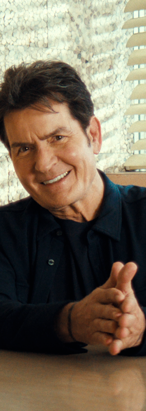 Hat heute gut Lachen: Ex-Kino- und Serienstar Charlie Sheen, soeben 60 geworden, blickt in einer neuen Dokumentation auf ein ereignisreiches Leben zurück