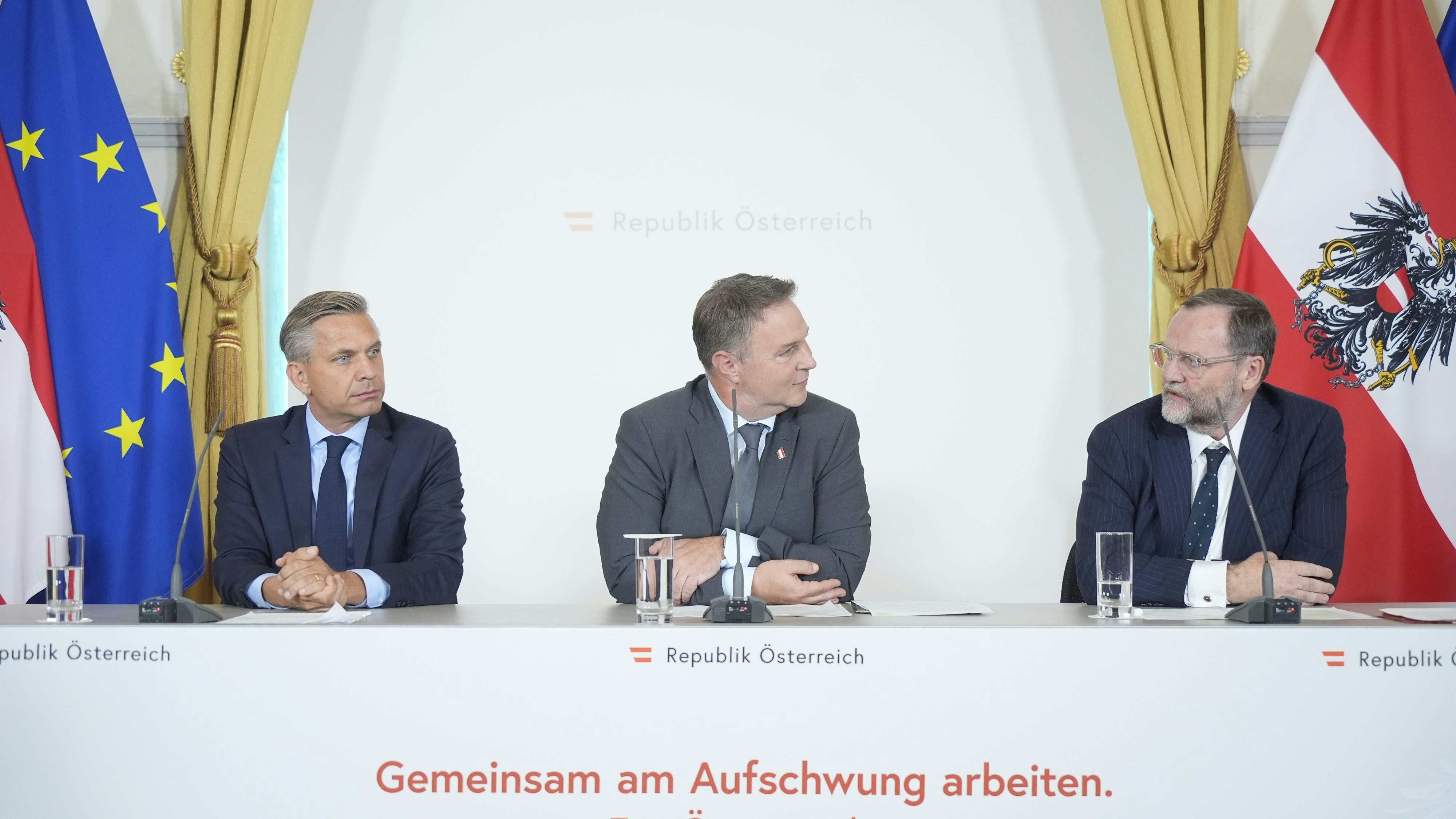 Wirtschaftsminister Wolfgang Hattmannsdorfer, Vizekanzler Andreas Babler und Staatssekretär Sepp Schellhorn beim gemeinsamen Pressefoyer nach dem Ministerrat.