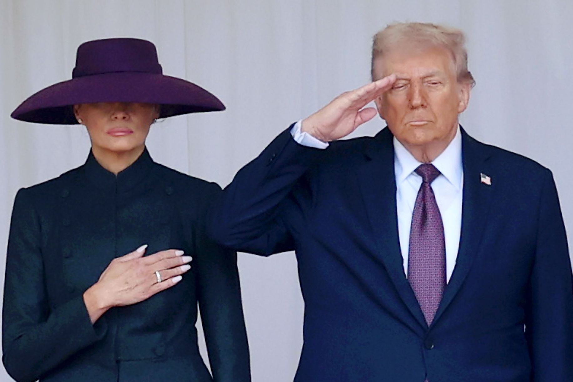 Der Hut von First Lady Melania Trump hat die gleiche Farbe, wie die Krawatte von US-Präsident Donald Trump.