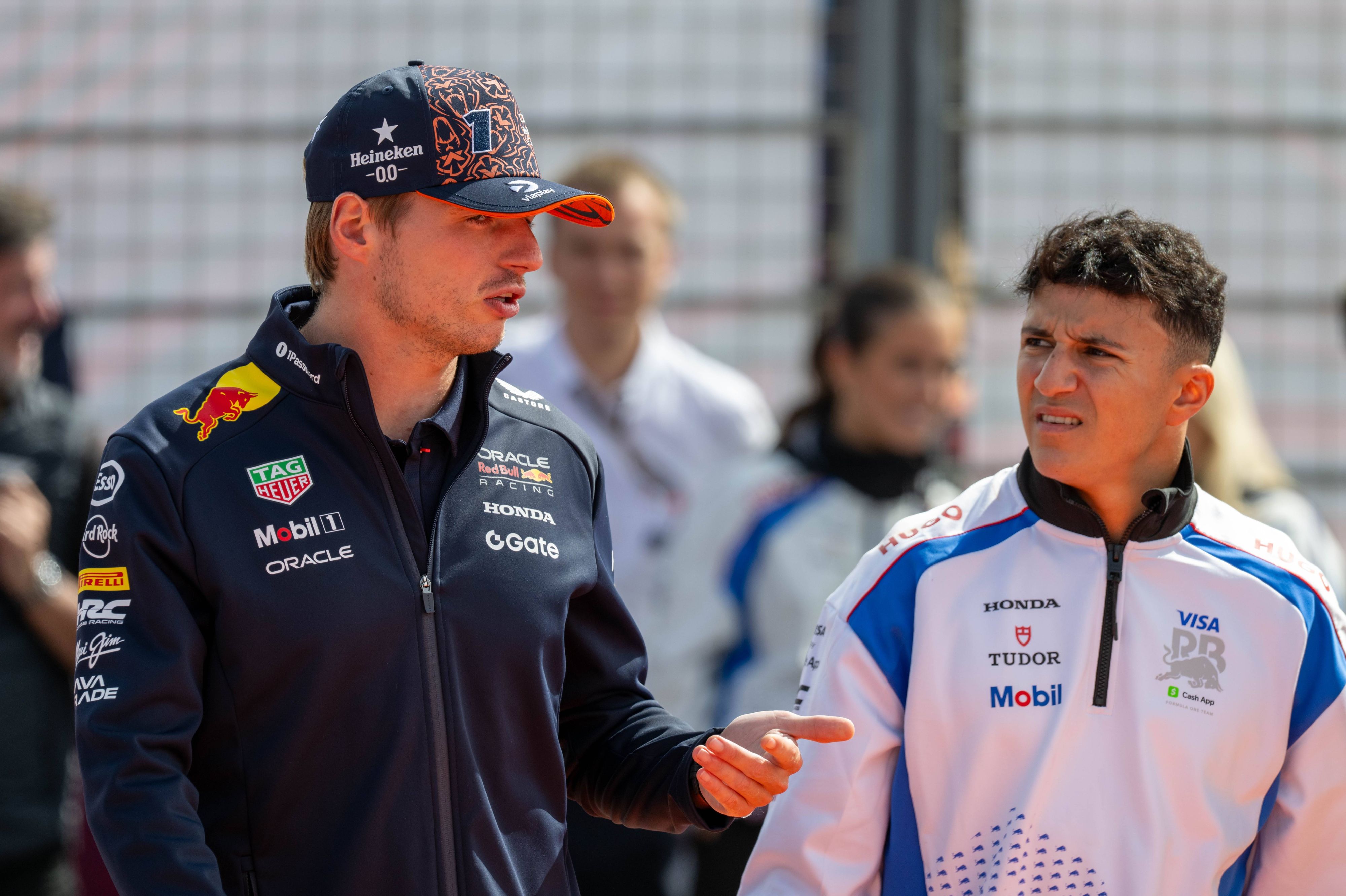 Max Verstappen und Isack Hadjar.