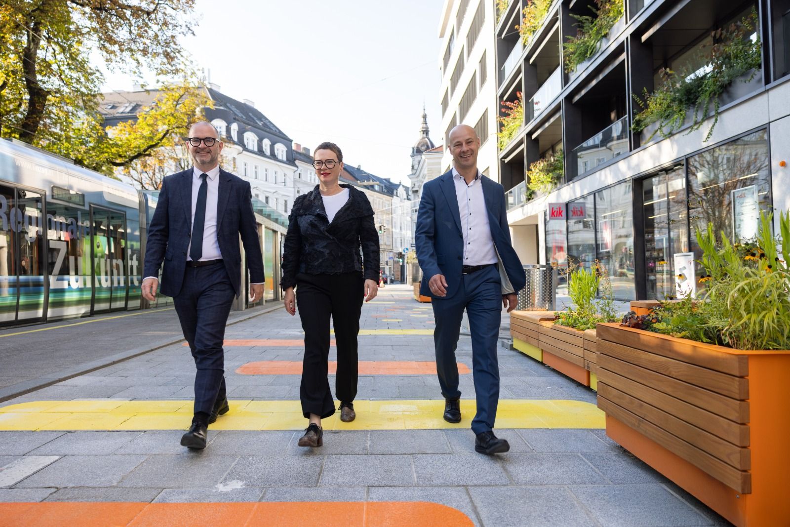 Die südliche Landstraße wurde neu gestaltet und jetzt von Bgm. Dietmar Prammer (SPÖ), Eva Schobesberger (Grüne) und Martin Hajart (ÖVP) präsentiert.