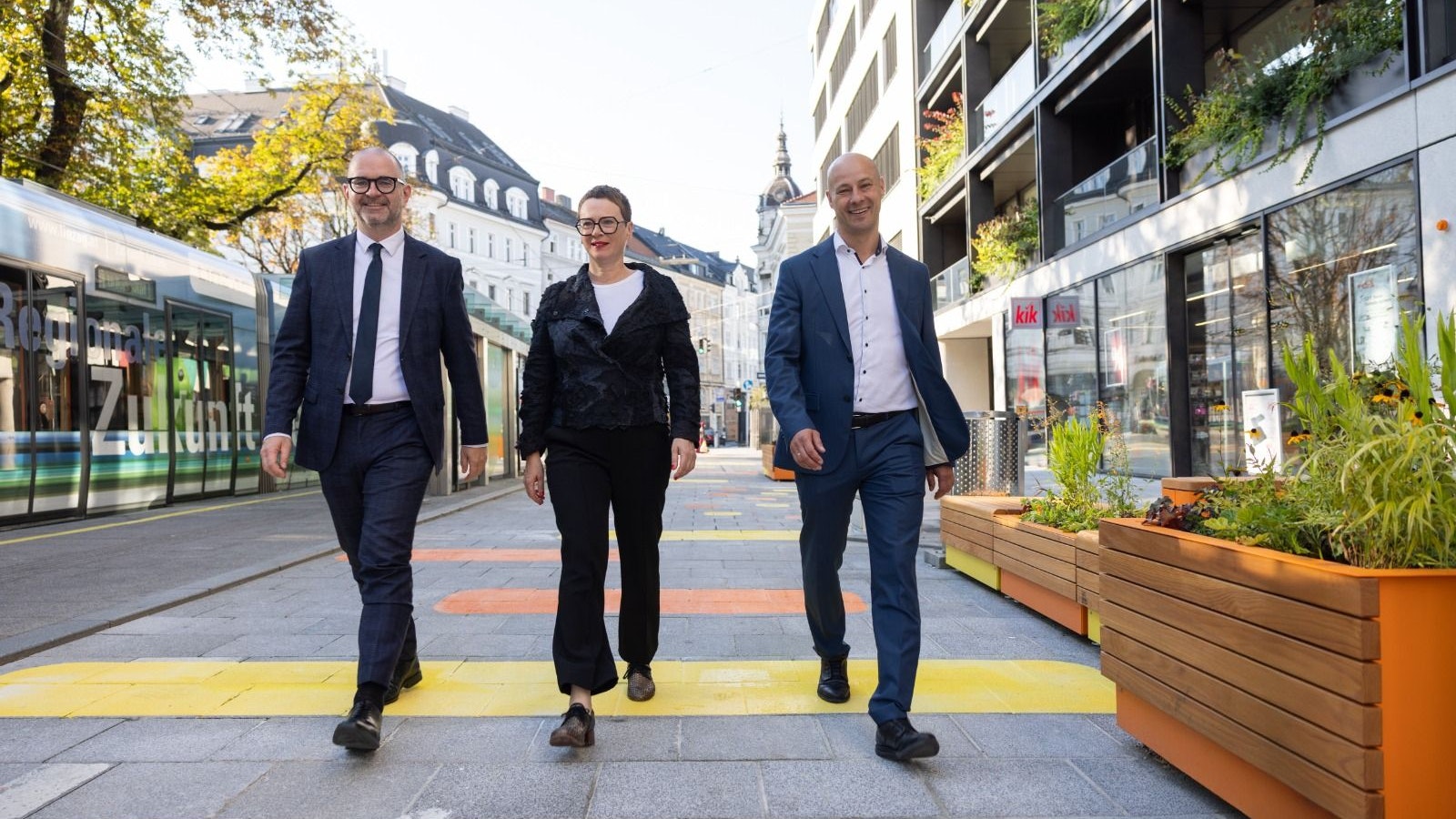 Bgm. Dietmar Prammer (SPÖ) hat das Aus für die Busse verkündet. Heftige Kritik kommt von Eva Schobesberger (Grüne) und Martin Hajart (ÖVP).