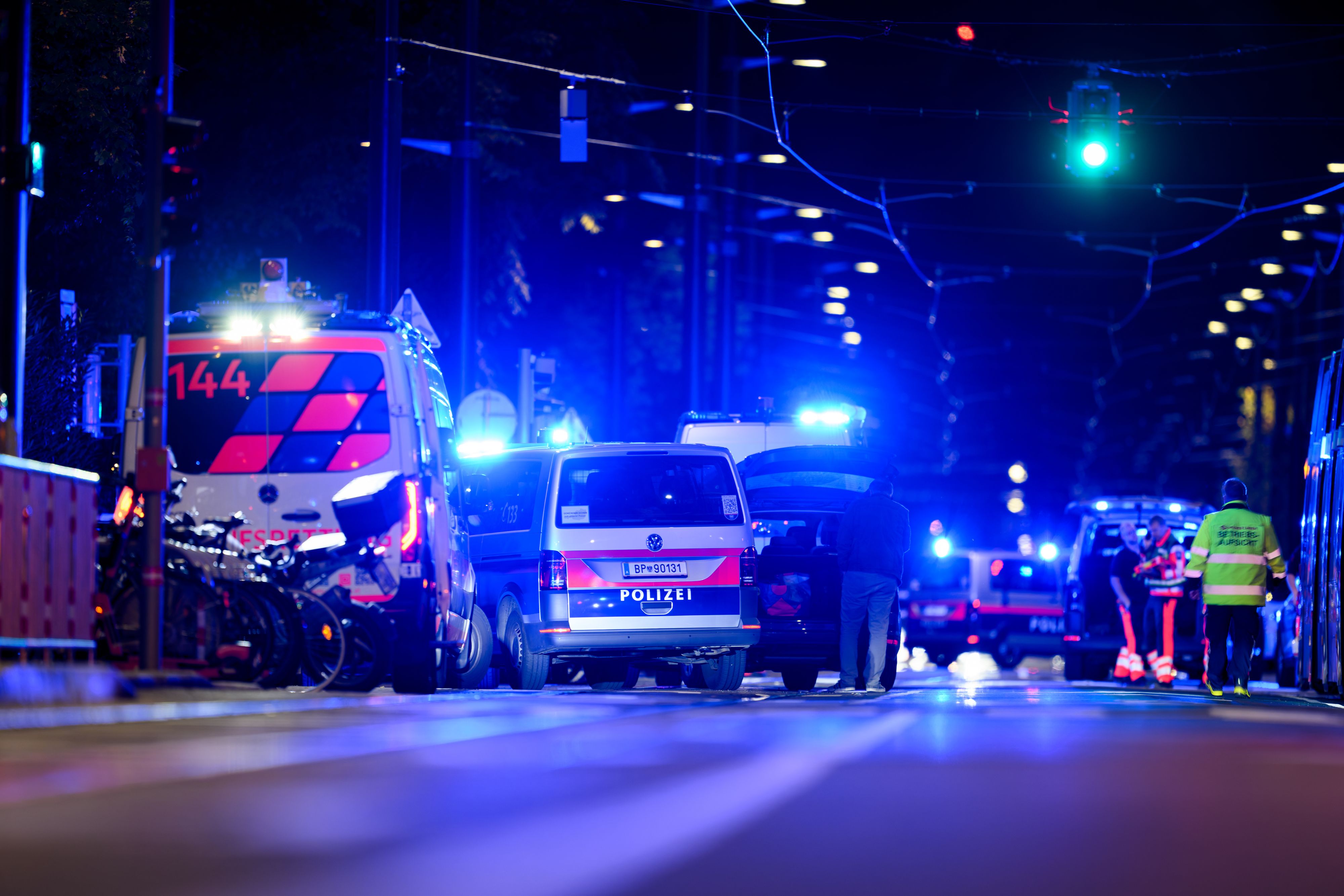 Heute.at - 9 Festnahmen! Bande missbraucht Trio, filmt alles mit