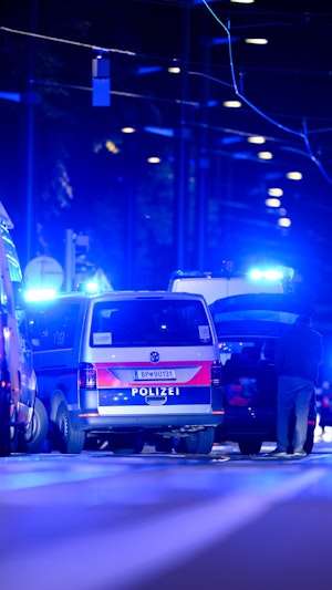 Jugendbande Wien: Neun Festnahmen nach brutalem Überfall und Missbrauch in Donaustadt. Opfer schwer verletzt, Taten auf Social Media geteilt.