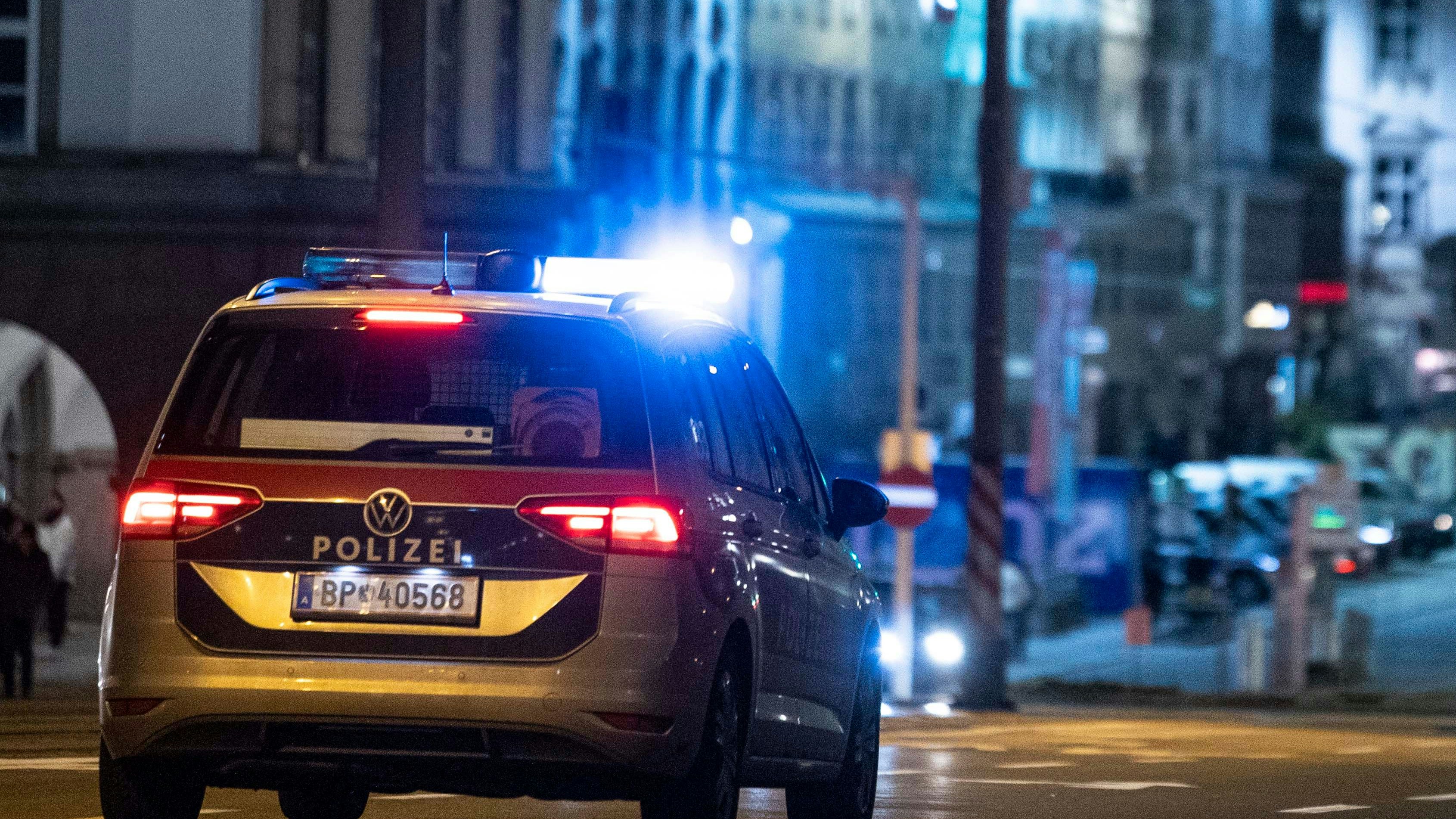 Download von www.picturedesk.com am 17.09.2025 (12:17).  Polizisten befinden sich während einer Demonstration im Einsatz. Im Bild: Funkstreife mit Blaulicht. Linz, Österreich. 04.02.2023 // Linz police forces are in service during a demonstration. Picture: Police car with blue flashlights. Vienna, Austria. February 4th, 2023 - 20230204_PD19350 - Rechteinfo: Rights Managed (RM)