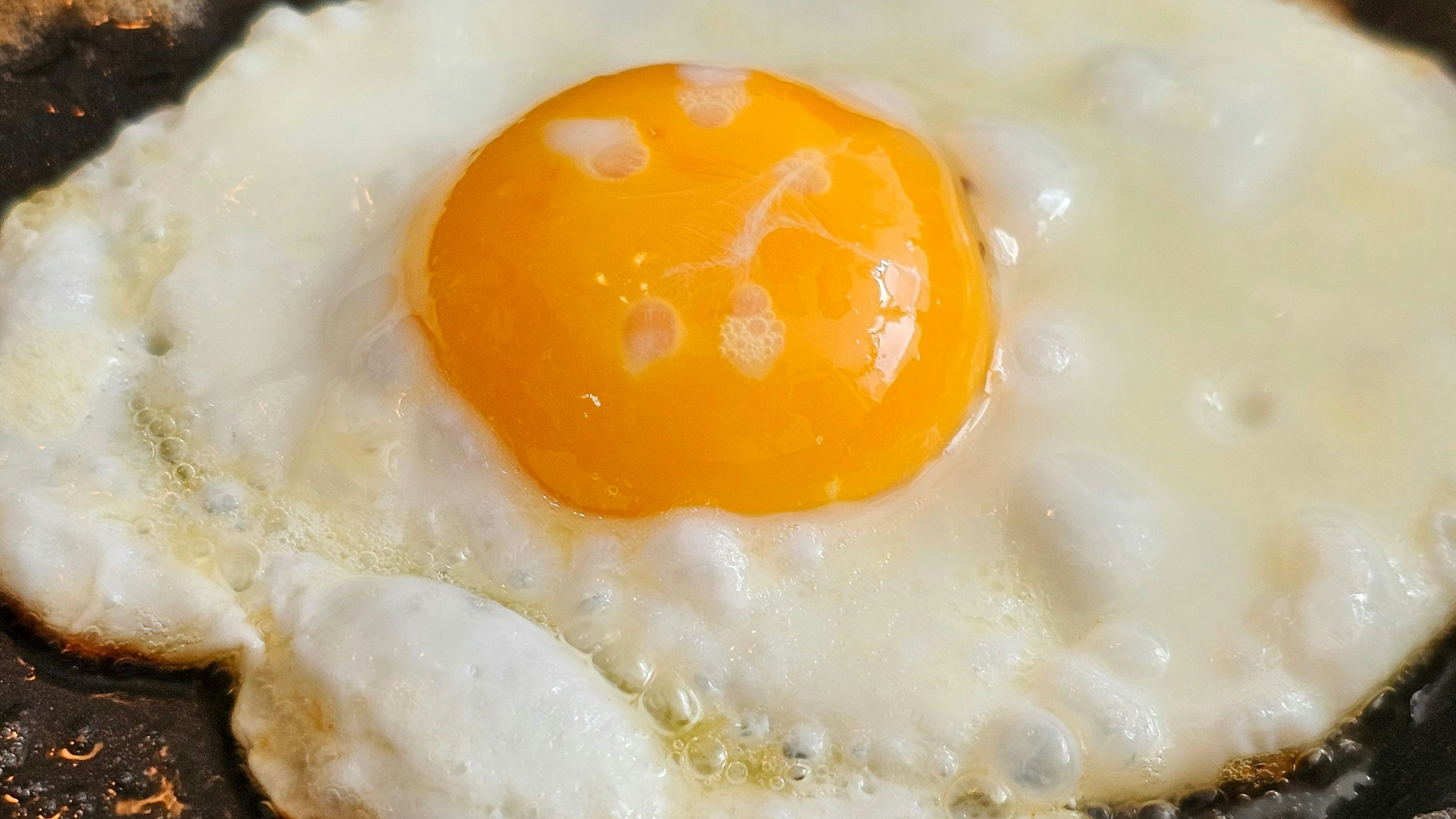 Salz am Dotter kann zu unschönen Flecken führen.