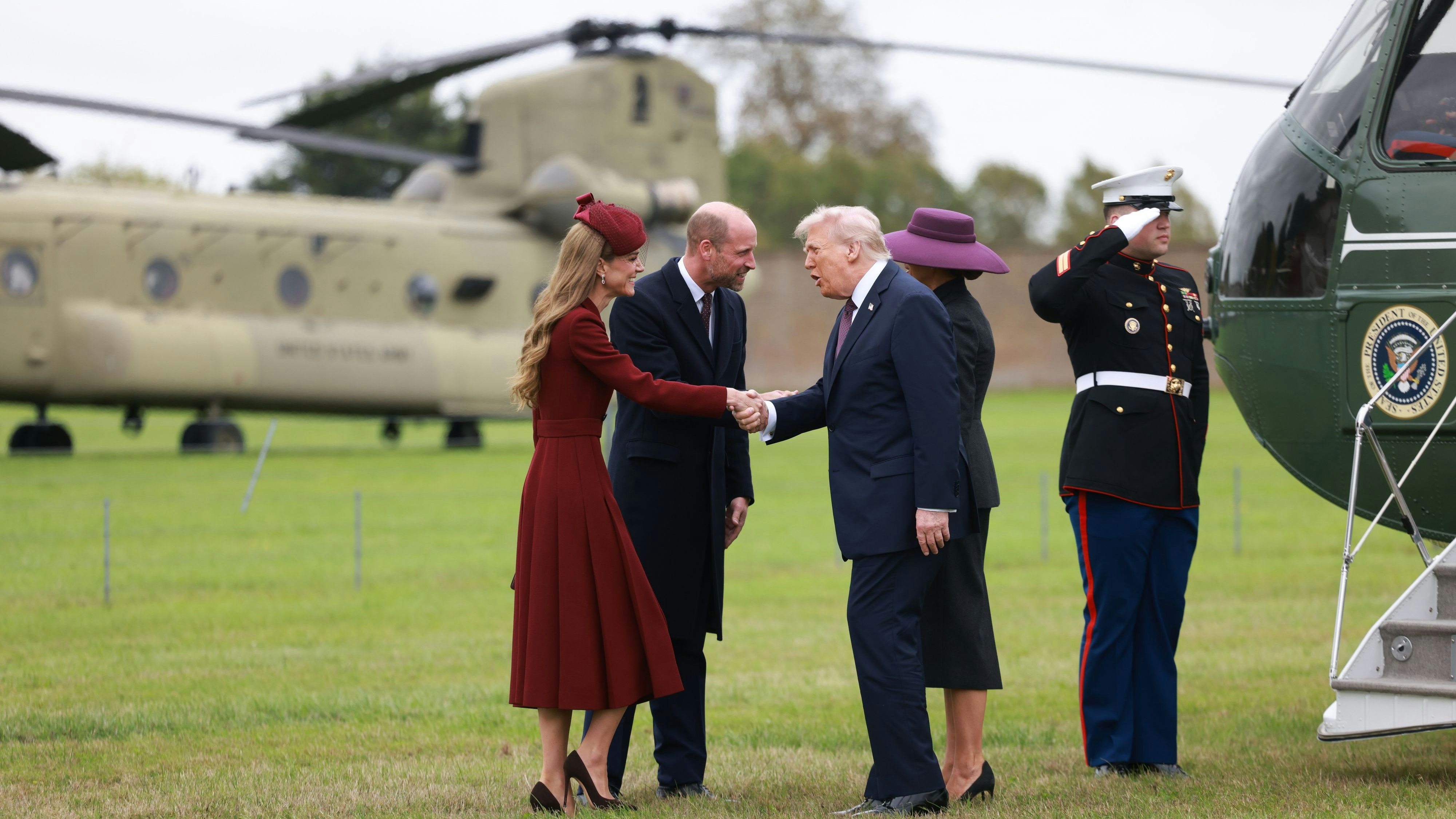 Donald Trump macht Kate direkt schöne Augen.