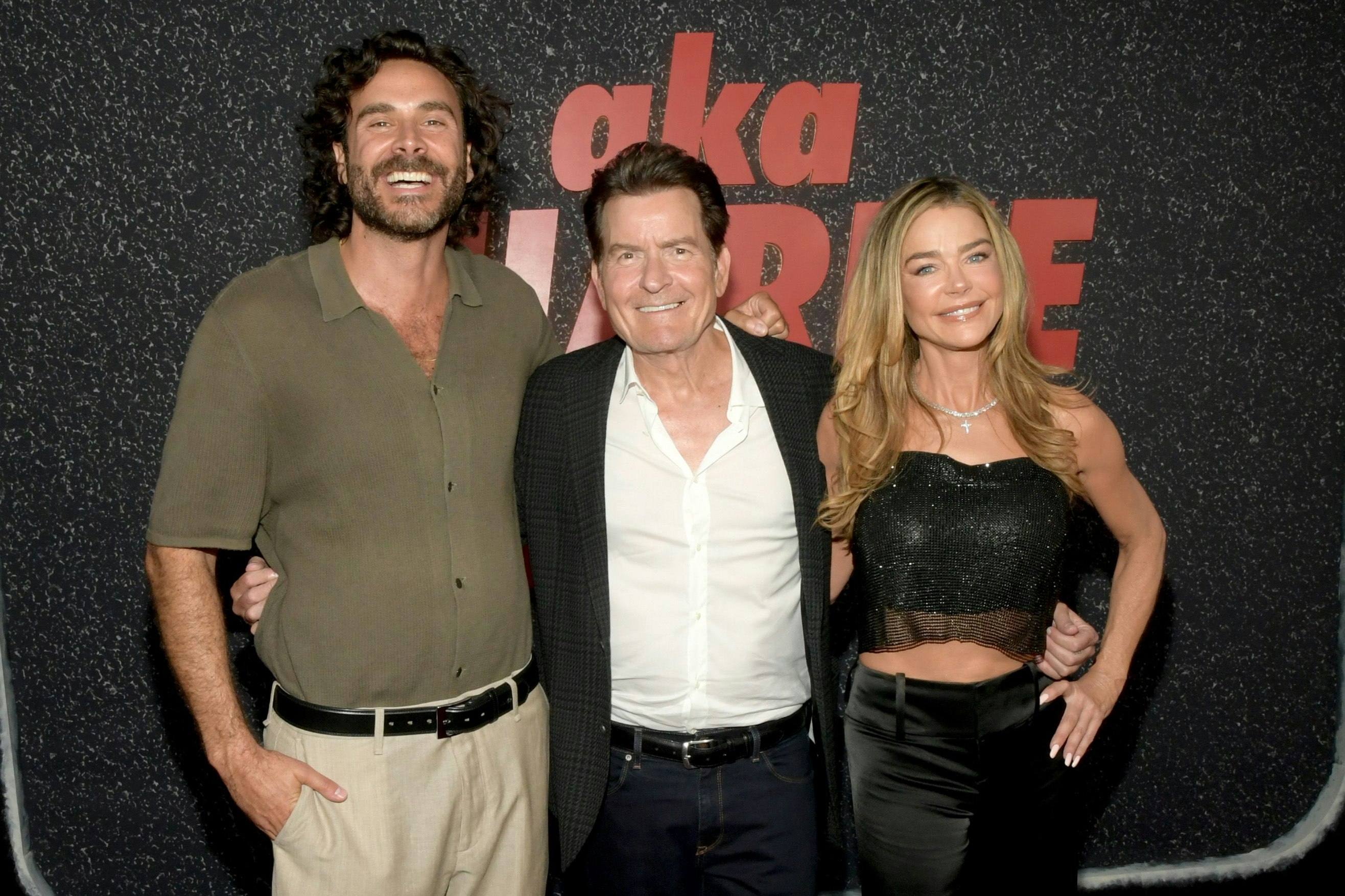 Charlie Sheen mit Doku-Regisseur Andrew Renzi und seiner Ex-Frau Denise Richards bei der Premiere seines filmischen Seelen-Strips