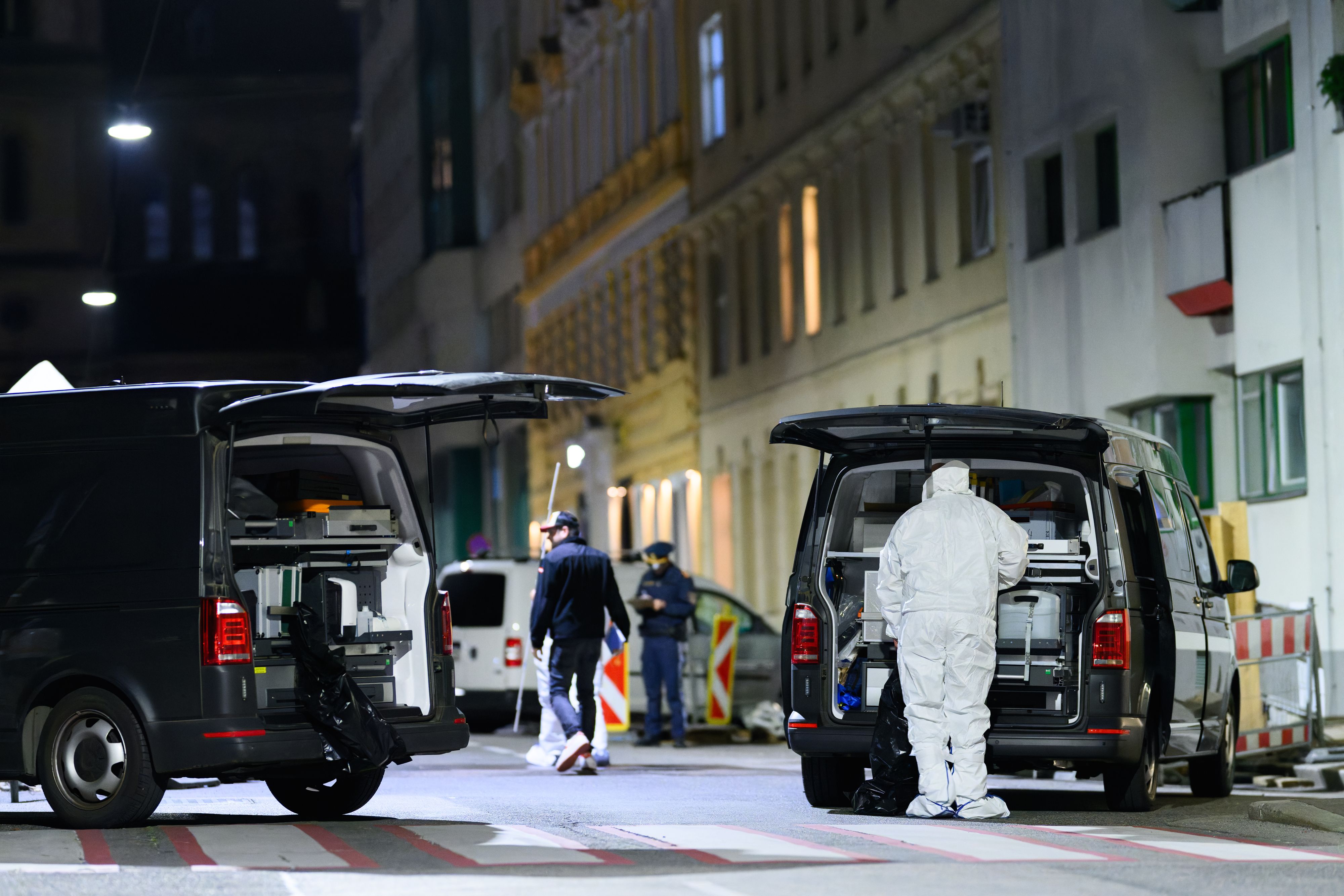 In der Vorgartenstraße in Wien-Leopoldstadt sind Dienstagabend zwei Personen nach Schüssen gestorben.