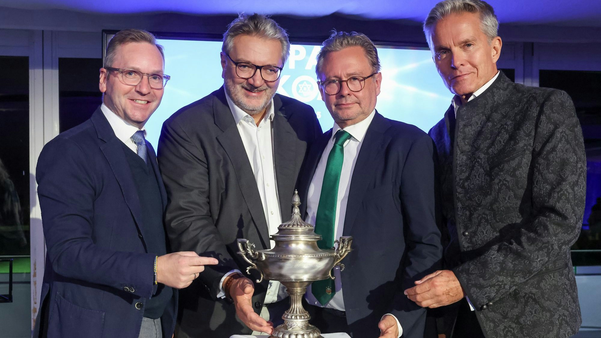 Heute.at - 87 Jahre später: Verlorener Fußball-Pokal ist wieder da