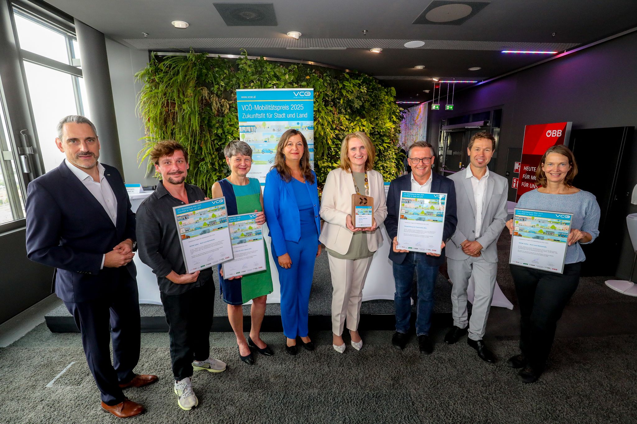 V.l.n.r. Christof Hermann (ÖBB-Personenverkehr AG), Jan Gartner (Raumpioniere), Bezirksvorsteherin Silvia Nossek, Stadträtin Ulli Sima, Wiener Linien Geschäftsführerin Petra Hums, Robert Luger (3:0 Landschaftsarchitektur), Christian Gratzer (VCÖ), Katrin Hagen (TU  Wien).