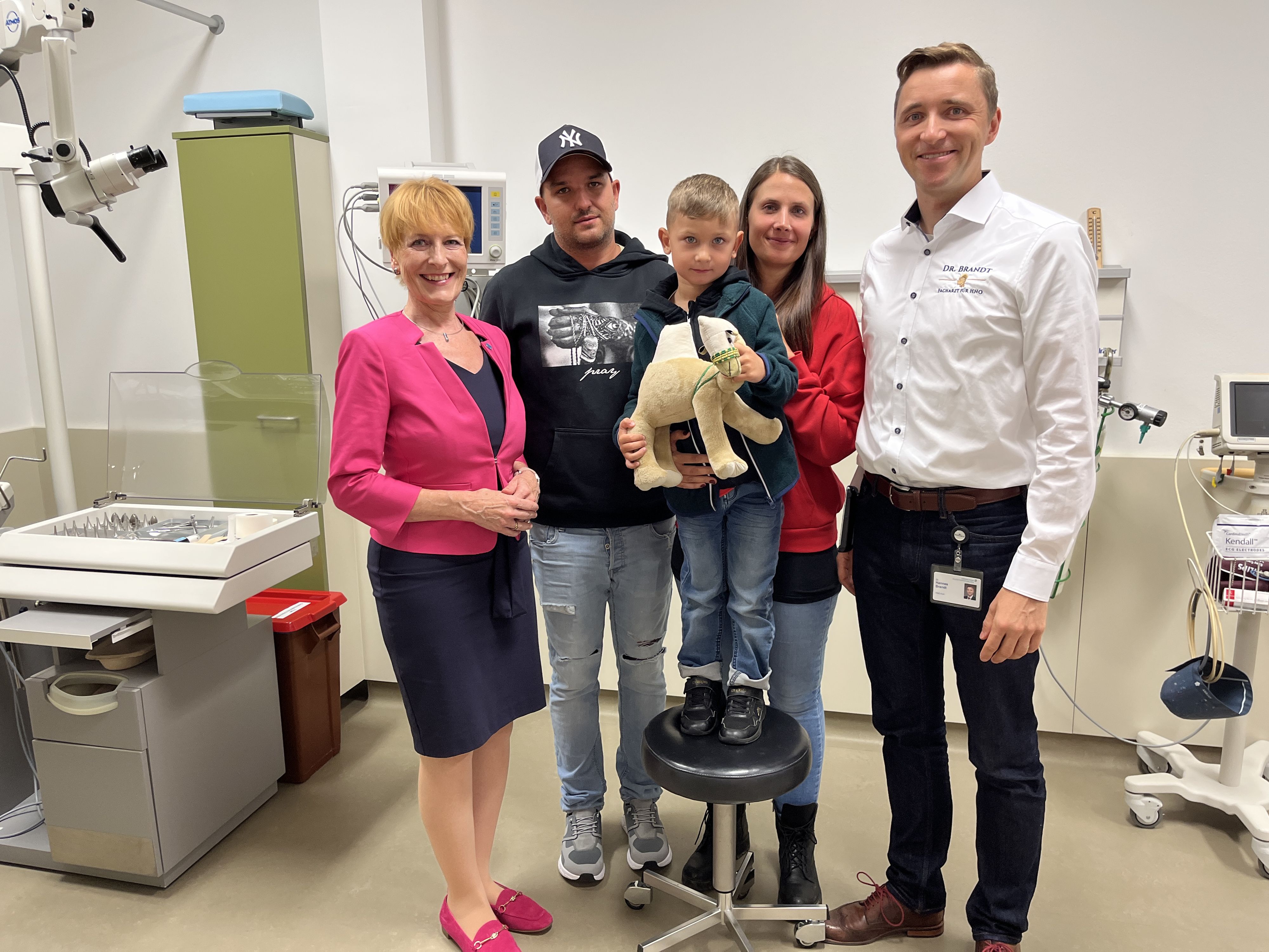 v.l.n.r.: HNÖ-hilft Projektleitung und medizinische Leitung des Projektes Dr. BettinaSchickinger-Fischer (NÖ LGA), Yorik mit seinen Eltern, Manuel Stangl und Lisa Dallinger undHNO-Facharzt und Operateur Dr. Hannes Brandt, am Tag seiner Operation im LK Klosterneuburg
