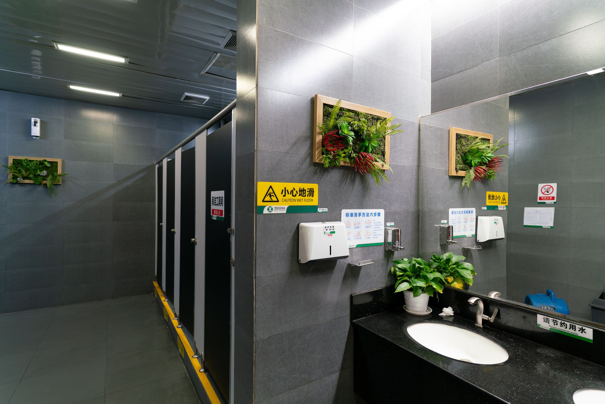 Instagram-Nutzer reagieren überwiegend negativ auf die Klo-Neuerung. (Symbolbild)