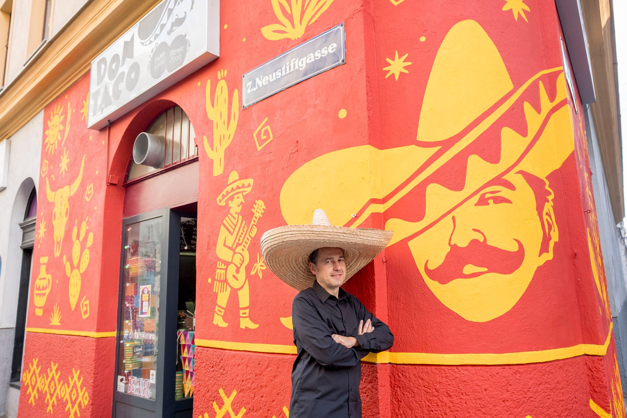 Die knallrote Fassade mit mexikanischen Motiven sticht in der Neustiftgasse sofort ins Auge – Mexiko-Feeling schon von weitem sichtbar.