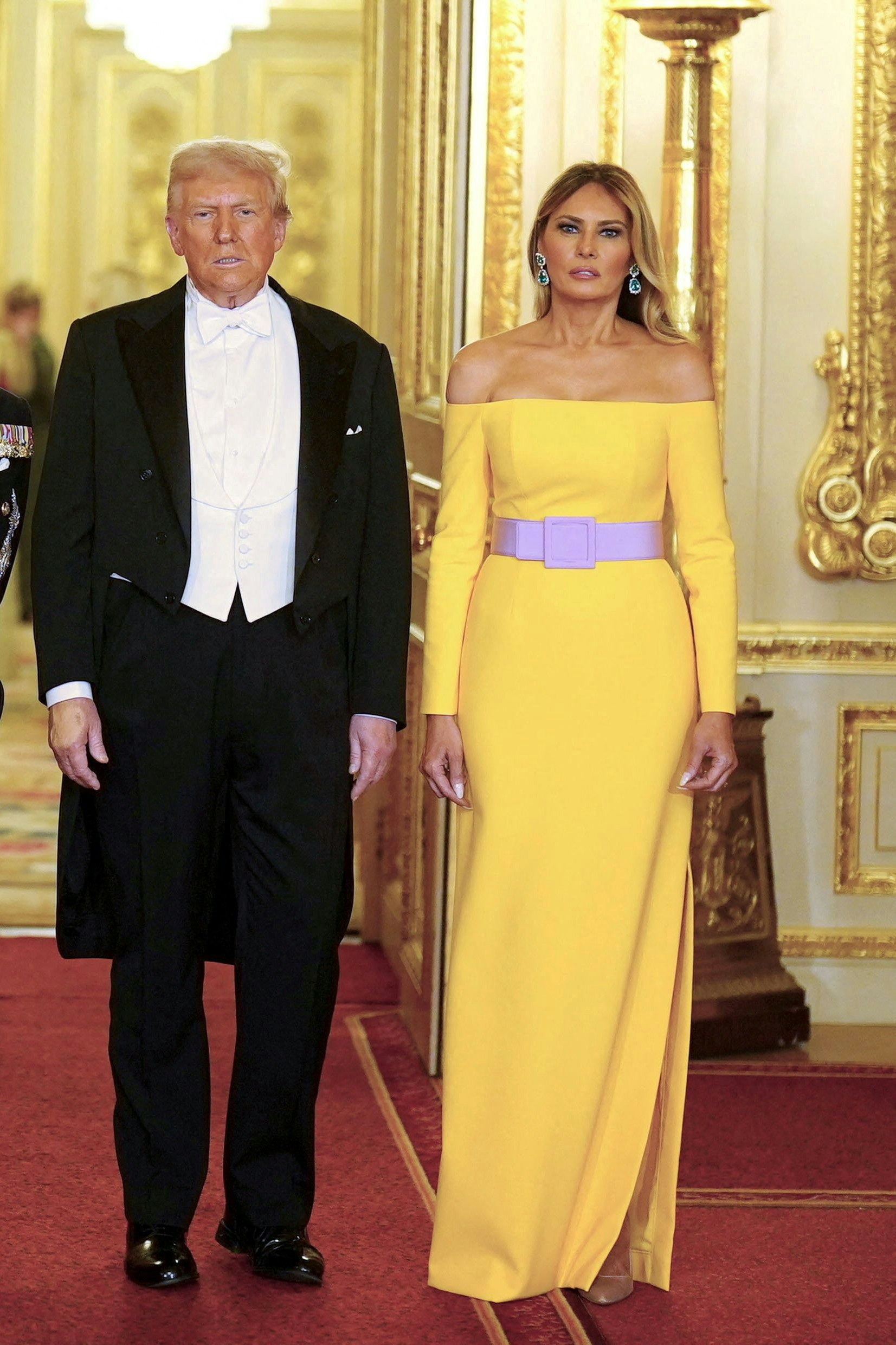 Am Staatsbankett trug Melania ein kanariengelbes, schulterfreies Kleid mit einem lila Gürtel von Carolina Herrera