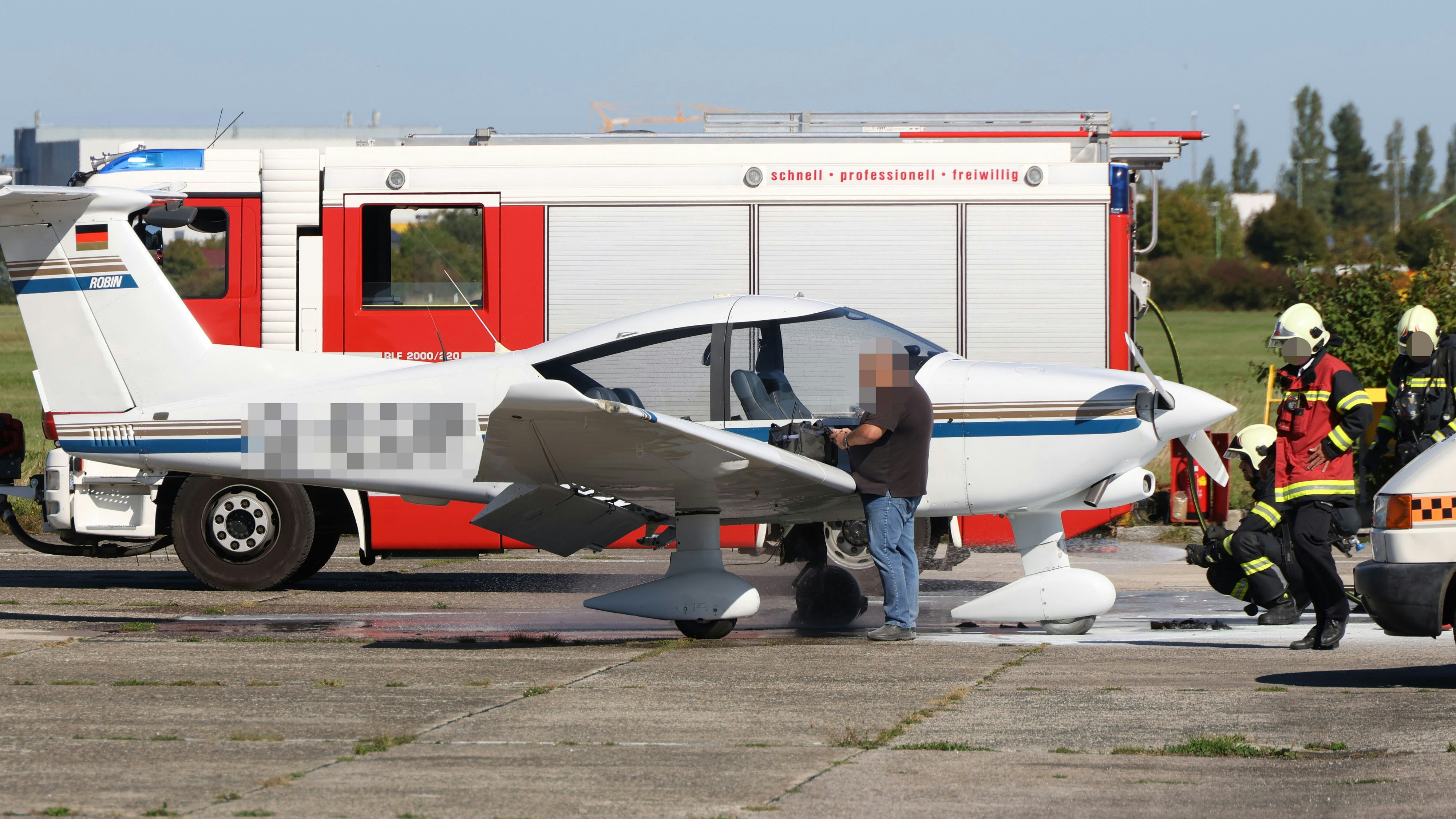 Heute.at - Kleinflugzeug fängt nach der Landung in Wels Feuer